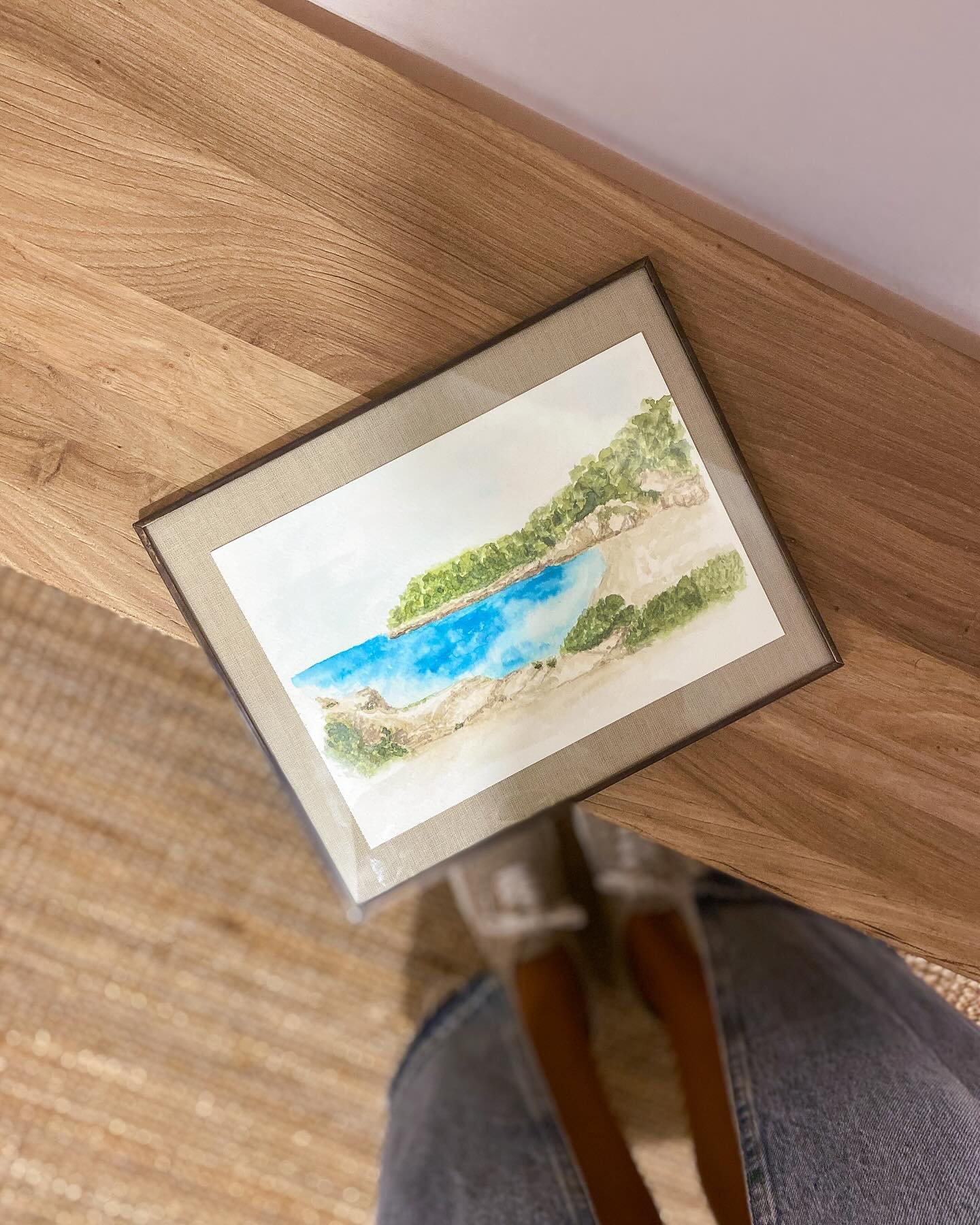 &iquest;Qu&eacute; te parece esta acuarela personalizada que hicimos para la boda de Marta y Gonzalo? 

Una cala de Menorca muy especial para ellos 🩵 plasmada en sus invitaciones que muy pronto os ense&ntilde;aremos✨ sin duda lo que m&aacute;s nos g