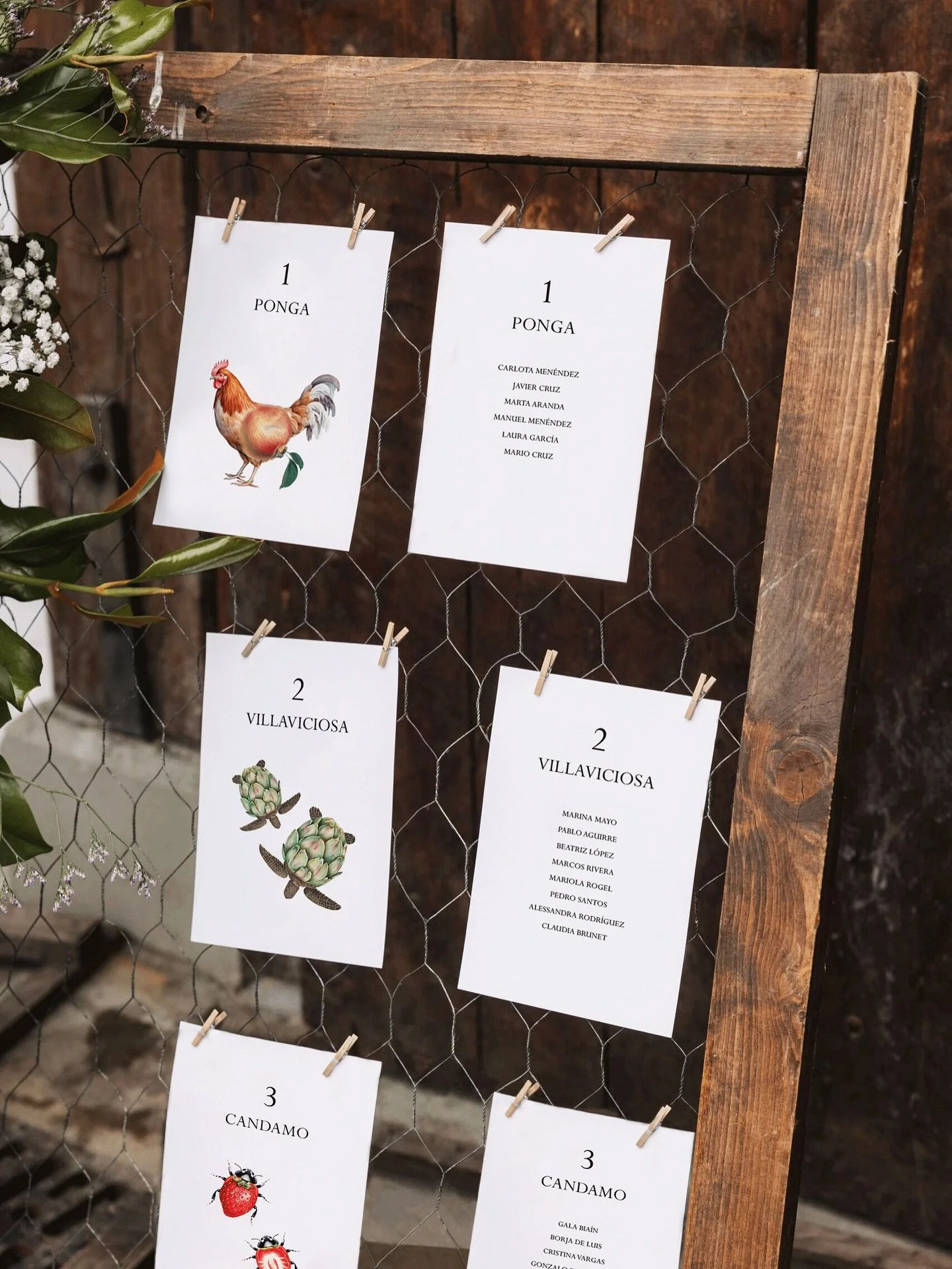 🎨 Creamos collages ilustrados para darle un
toque &uacute;nico y original a tu papeler&iacute;a.

🌟 Una forma original de personalizar el seating plan y hacerlo diferente. Puede integrarse en otras piezas de la papeler&iacute;a, como en invitacione