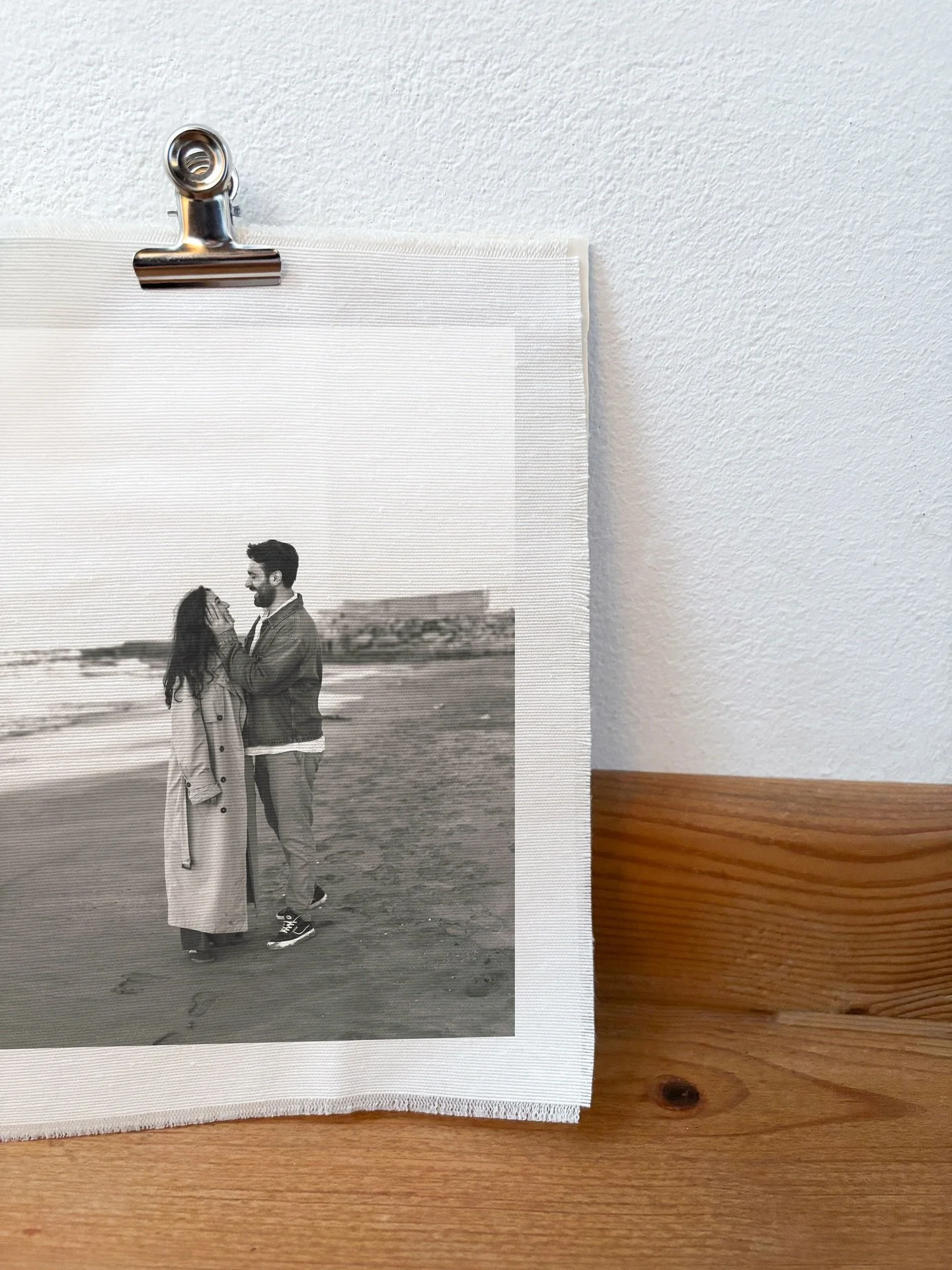 Captura momentos especiales ✨

Laminas reveladas sobre tela de algod&oacute;n con soporte de madera y pinza. Un recuerdo para siempre.