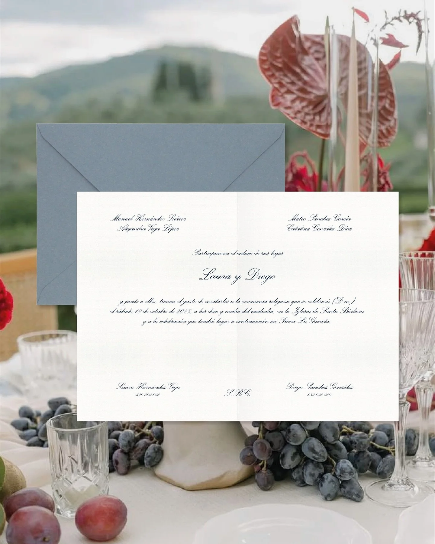 Cl&aacute;sicas y muy elegantes, as&iacute; son las invitaciones de Laura y Diego 🍇

Escogieron para el forro un estampado de raya fina a juego con el color de sobre azul para darle un toque especial &iquest;que os parecen?