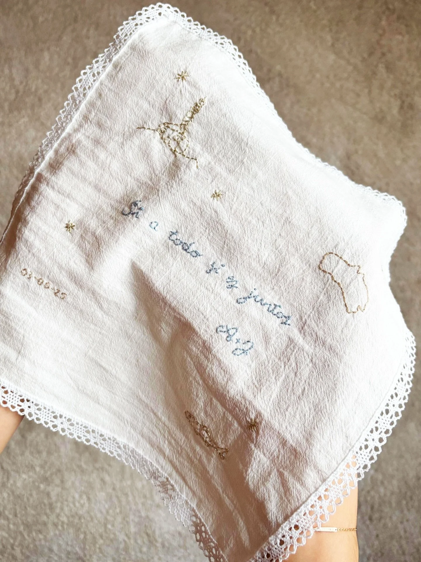 &iquest;Os cas&aacute;is? Este puede ser el detalle m&aacute;s especial que no sab&iacute;ais que os faltaba🫶🏼

Un pa&ntilde;uelo bordado a mano, que pod&eacute;is personalizarlo con una frase significativa, una fecha inolvidable o ese lugar que fo