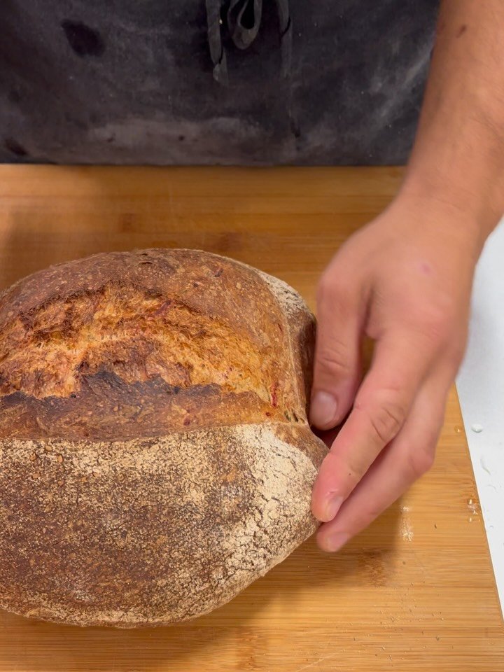 Der er efter&aring;rsstemning i bageriet, og vi gl&aelig;der os til at &aring;bne allerede i morgen (torsdag)🤗🍂

Fredag &amp; l&oslash;rdag laver vi pizza mellem kl. 11-14 🍕

Holder I efter&aring;rsferie? Kommer I forbi? 😃🤞

#mikrobageri #surdej