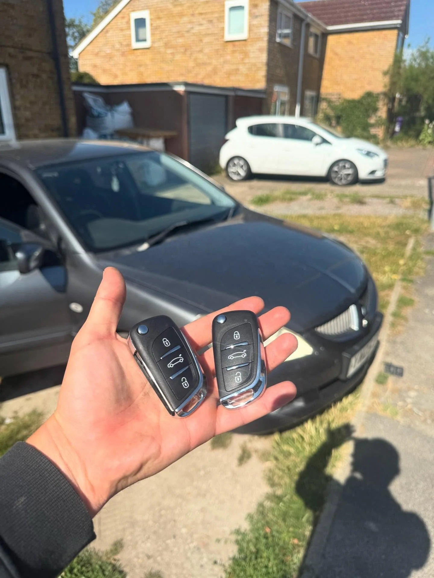 Mitsubishi Lancer - All keys were lost, access gained and two need keys cut and programmed within an hour!π«‘ Locked Out? Lost Your Keys? Need a Spare? We’ve Got You Covered! π
We offer a fast, friendly, and fully mobile auto locksmith service