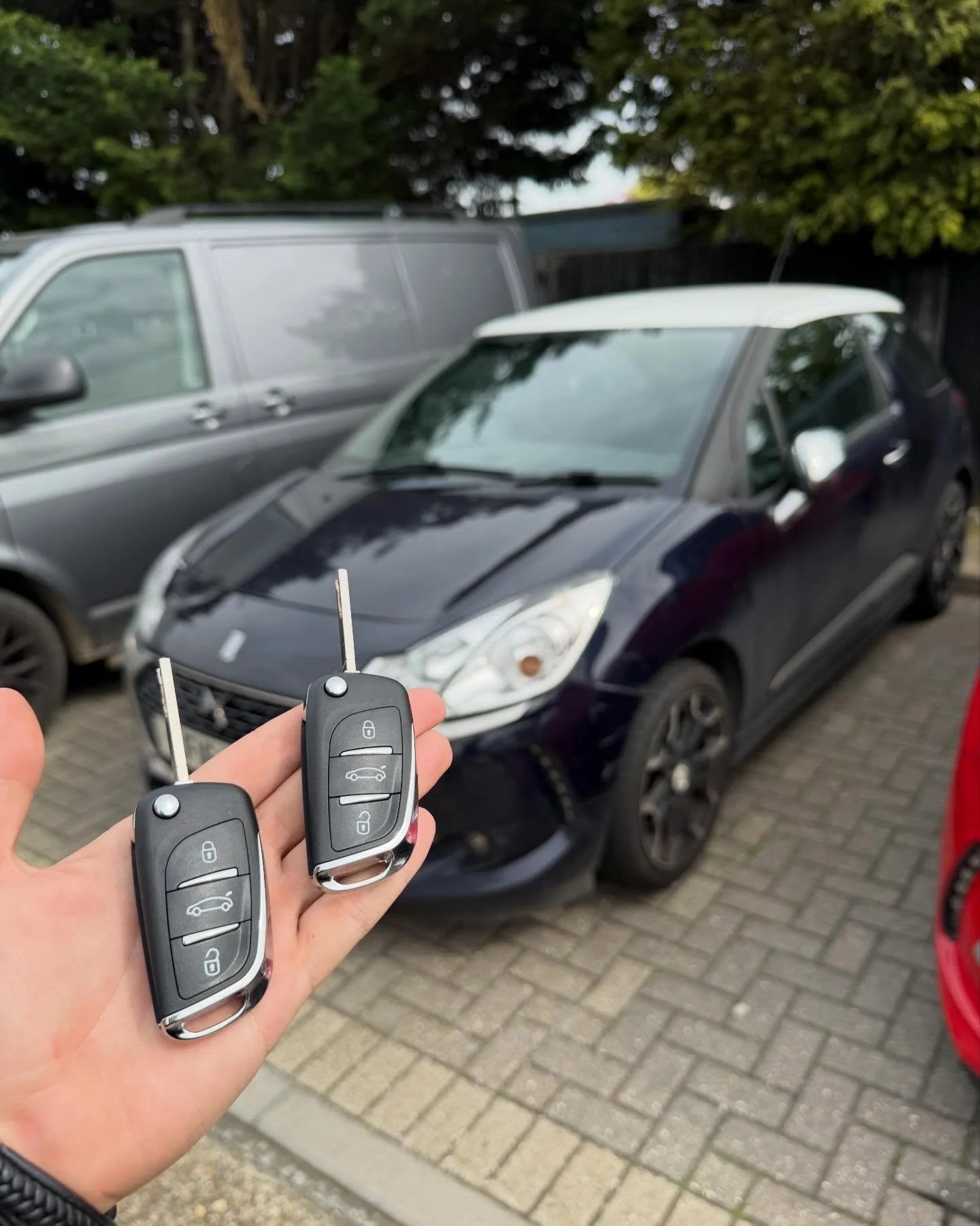 All Keys Lost on this Citroen DS3 this afternoon 🔐🔑🔓

Locked Out? Lost Your Keys? Need a Spare? We&rsquo;ve Got You Covered! 🔐

We offer a fast, friendly, and fully mobile auto locksmith service you can rely on.

📍 Serving:
Essex, Hertfordshire 