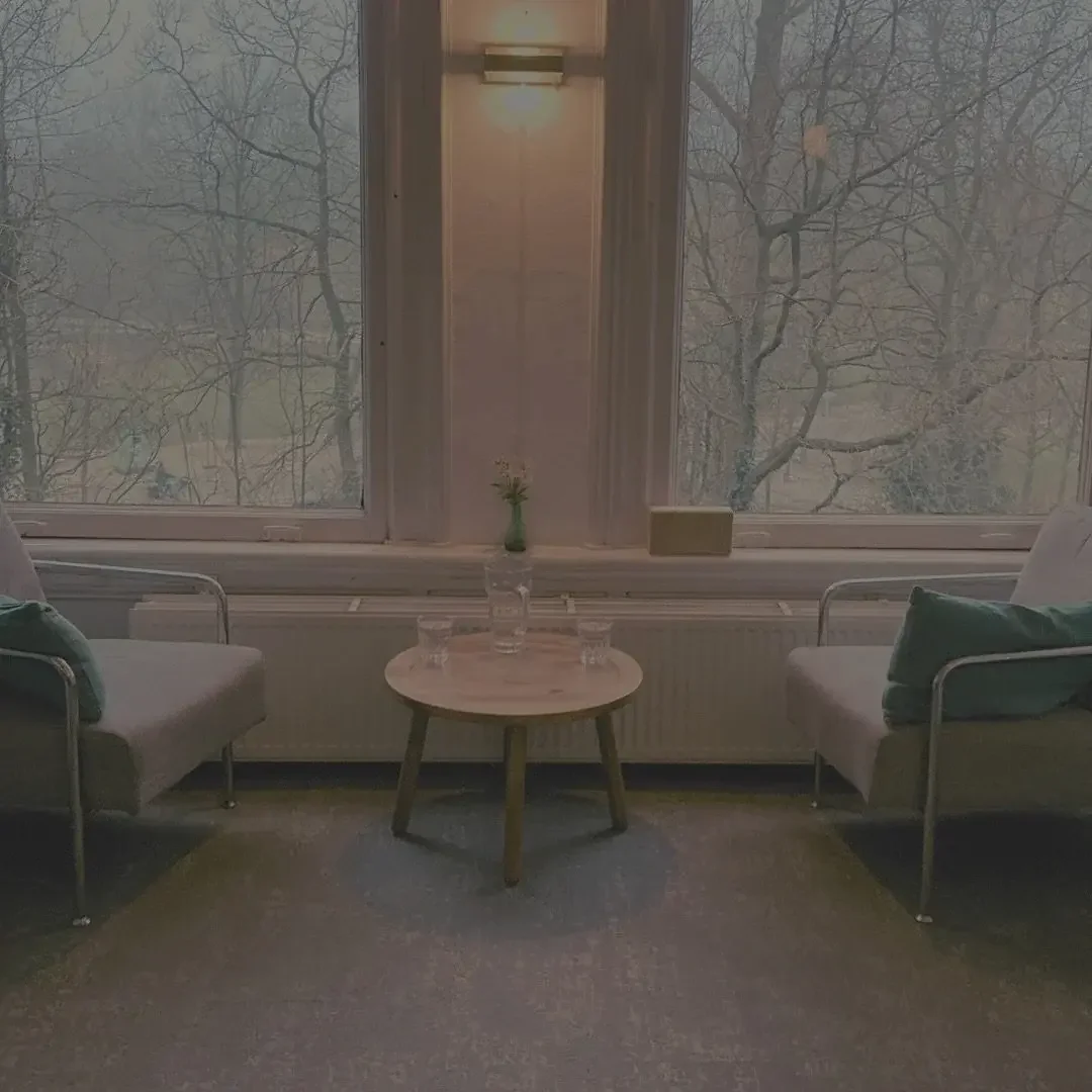 Gestalt group therapy space in Amsterdam with chairs arranged for shared sessions and conversation