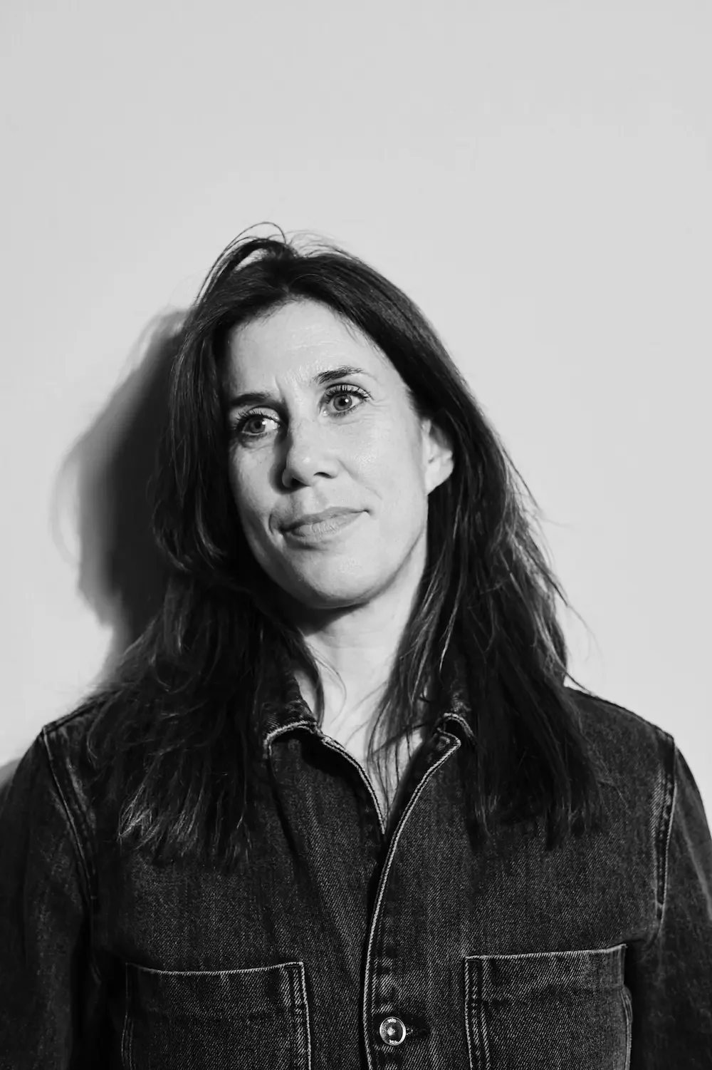 Black and white portrait of Rinske Englander, Gestalt therapist in Amsterdam, with a calm and reflective expression