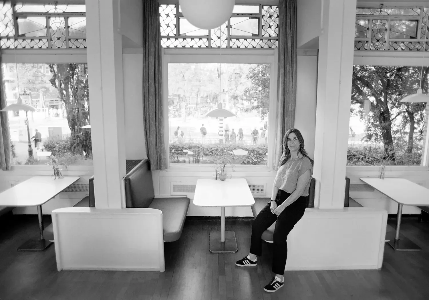 Rinske Englander, Gestalt therapist in Amsterdam, in a spacious setting reflecting openness and connection