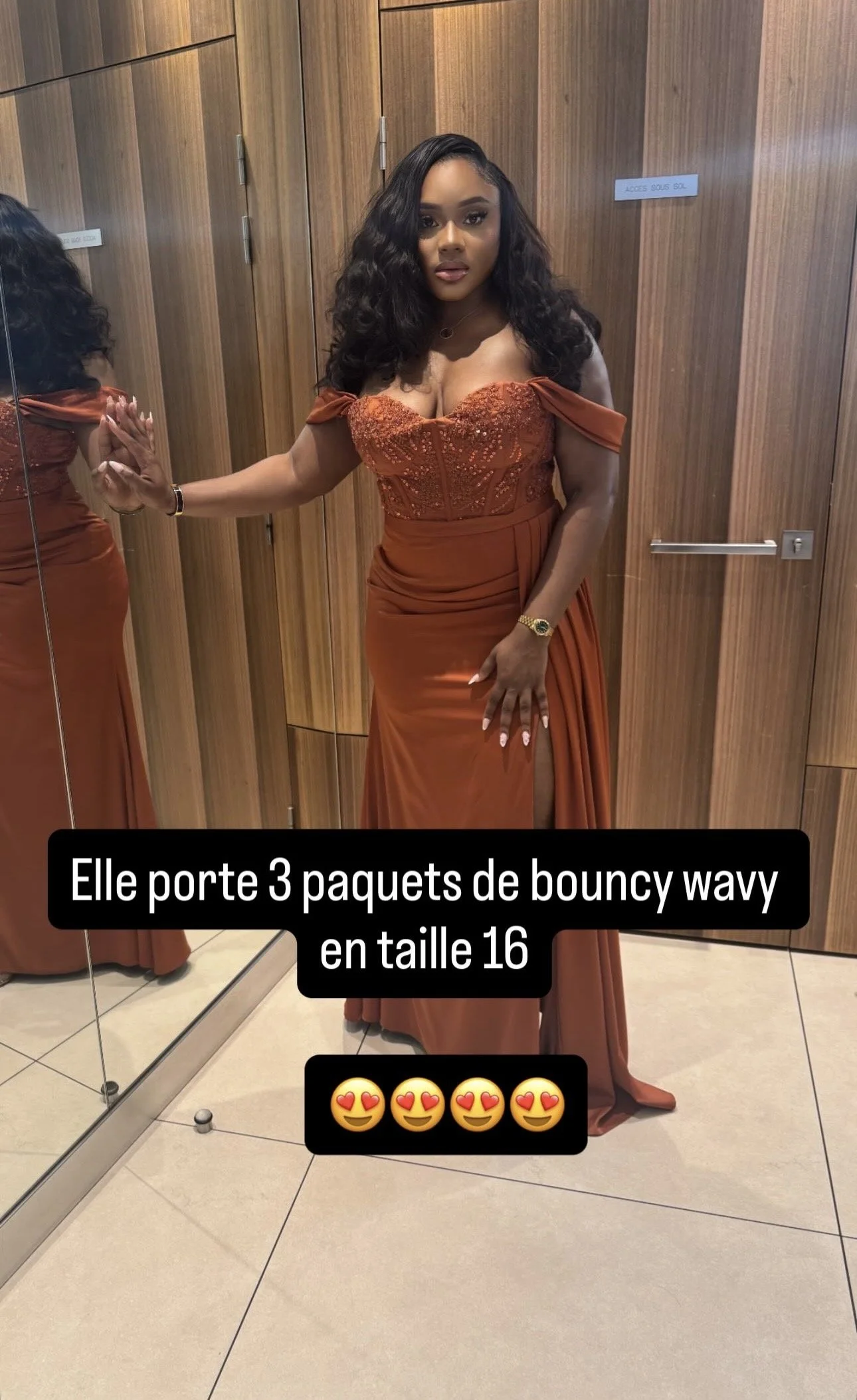 Modèle portant un Tissage Raw Indian Hair Bouncy 100 % cheveux vierges indiens.