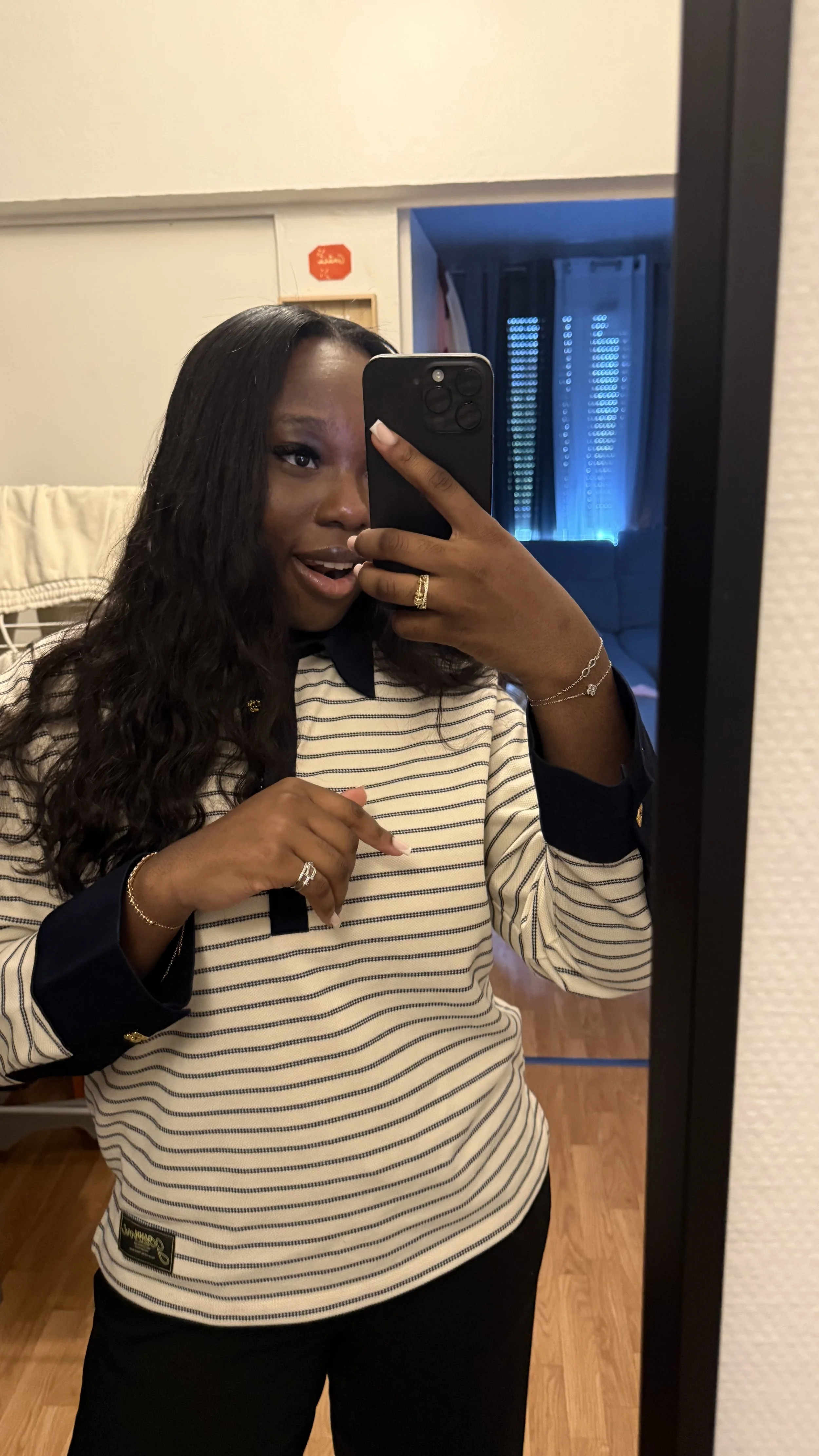 Modèle portant un Tissage Raw Indian Hair Wavy 100 % cheveux vierges indiens – AUSTA Hair.