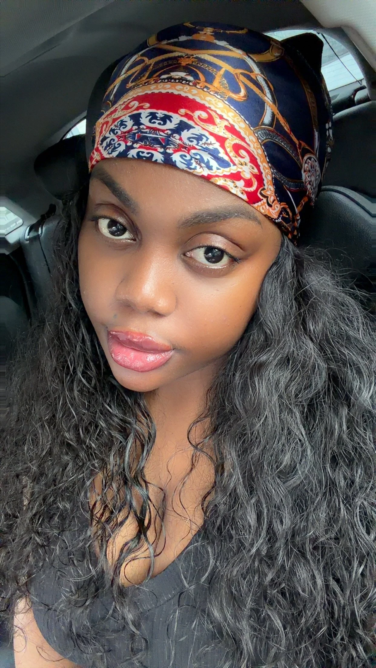 Modèle portant un Tissage Raw Indian Hair Curly 100 % cheveux vierges indiens – AUSTA Hair.