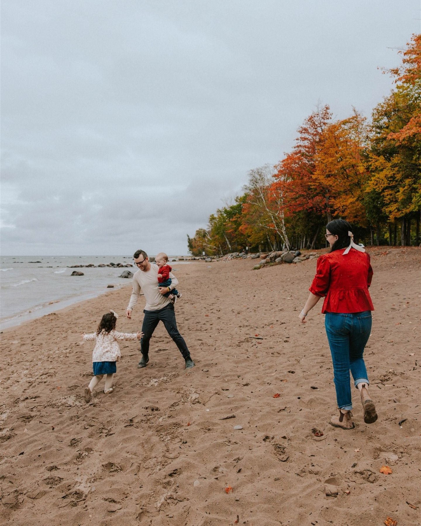 Chasing little ones along the shoreline, holding them close when the world feels big, letting the moment unfold as it&rsquo;s meant to. Preserving the feeling of now, a chapter they won&rsquo;t stay in, but will carry forever.

#familyphotography 
#f