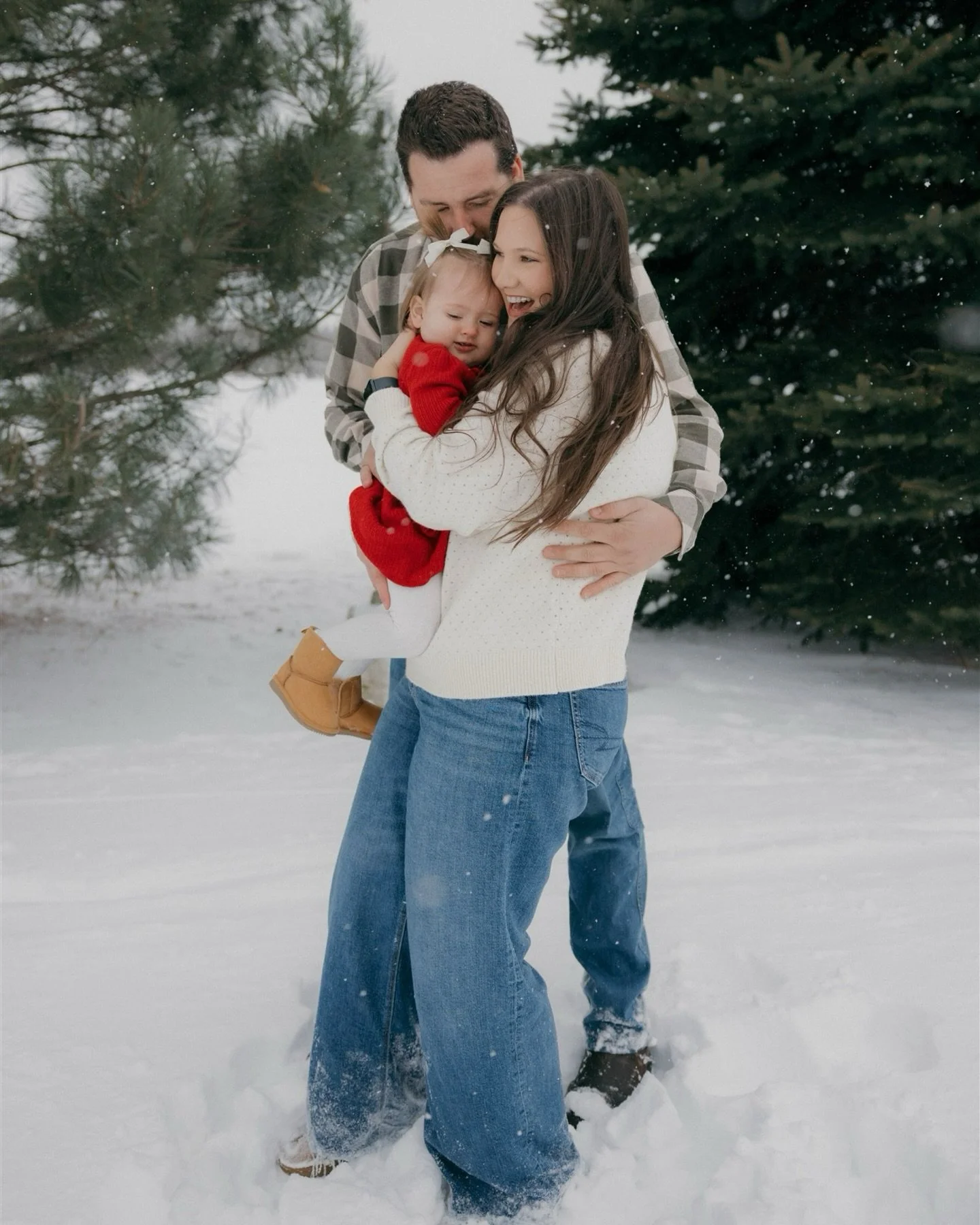 Because days like these when she&rsquo;s this little and your arms are her whole world don&rsquo;t last long enough, but the memories can.

#familyphotoshoot 
#familyphotography 
#collingwoodphotographer 
#emmanicholphotography
