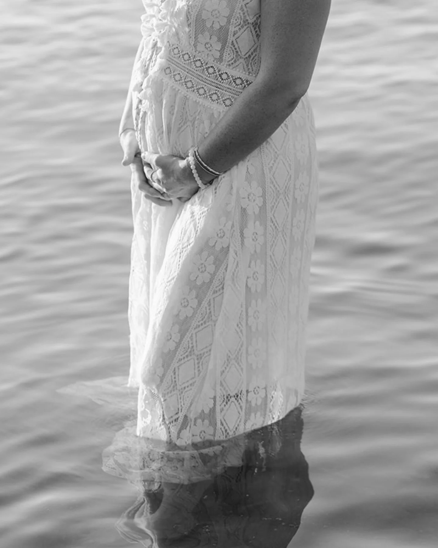 Moments worth treasuring. 

#maternityphotoshoot 
#maternityphotography 
#familyphotoshoot 
#collingwoodphotographer 
#emmanicholphotography