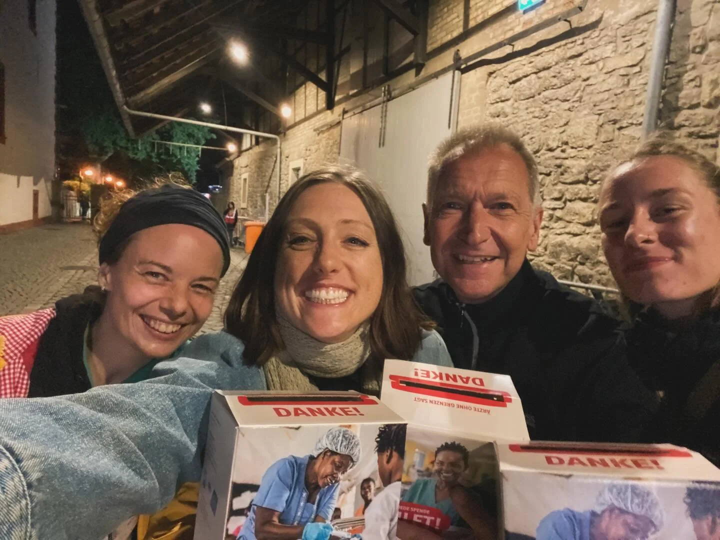 Salzgitter &ndash; you were incredible 💙🎶
You warmed up the chilly German summer, and your generosity blew us away. Together, we raised 2̳1̳1̳3̳.̳0̳5̳&euro;̳ for @aerzteohnegrenzen ⛑️👩🏽&zwj;⚕️❤️

Seeing hundreds of you lining up to donate was som