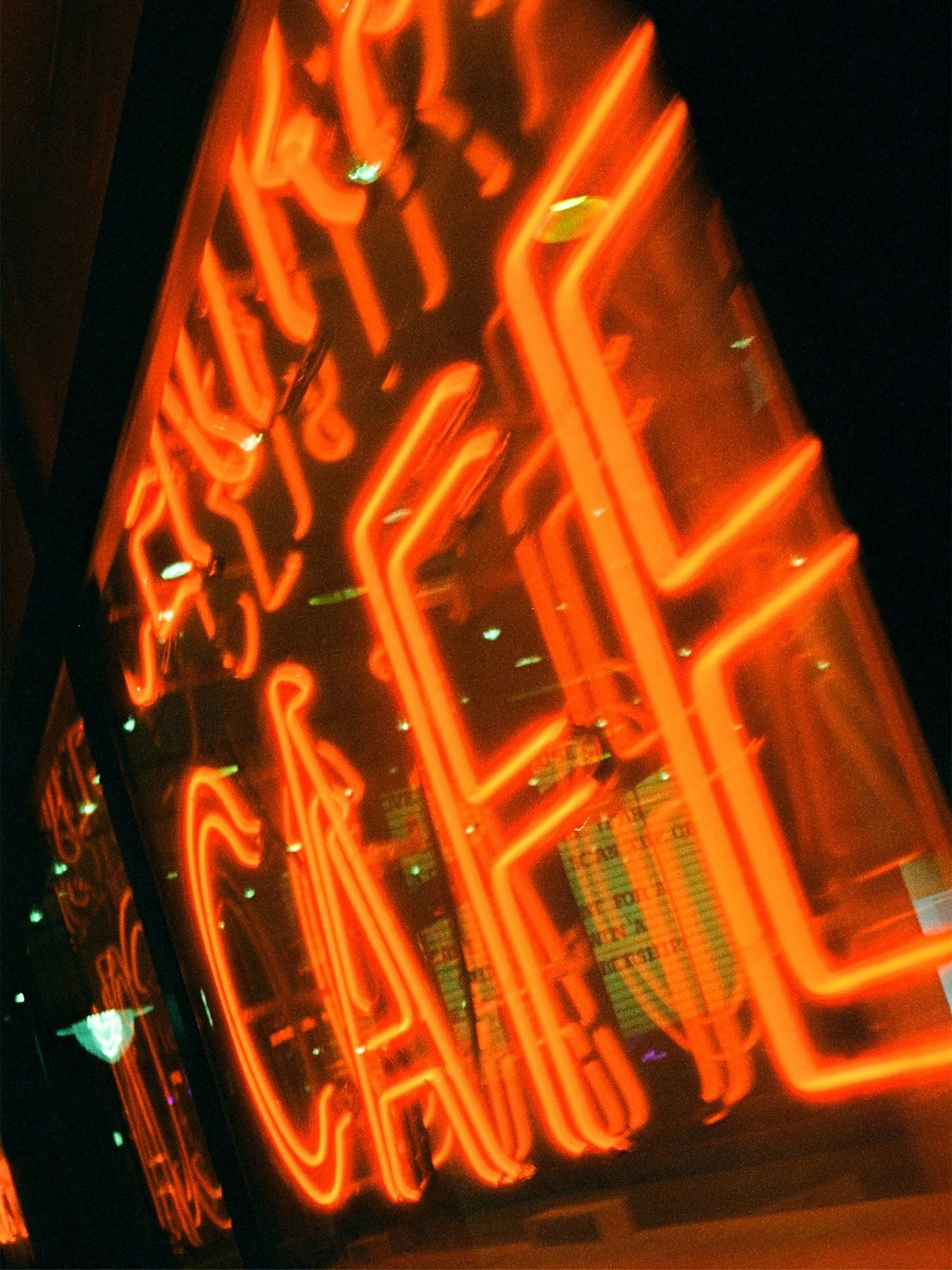 Fiery the angels fell.

@cinestillfilm 800T 🎞️
Dev. &amp; scanned by @picturethisfilmlab