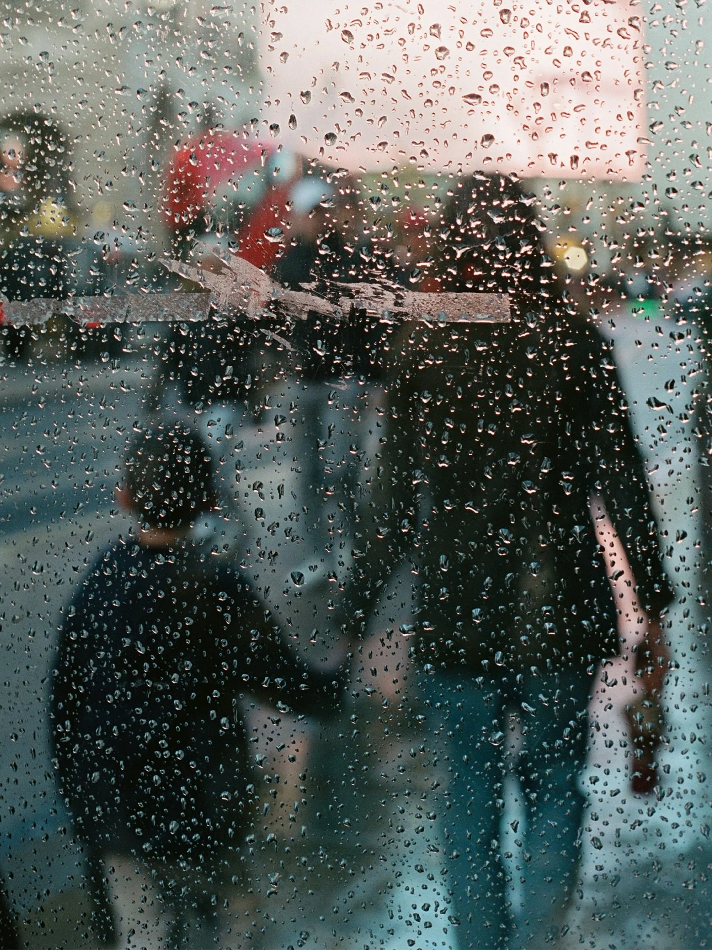 London, UK. Shot on Kodak Portra 400 🎞️

I was shooting in London and the weather was beautiful&hellip; until it suddenly started pouring. There&rsquo;s something about rain in this city that transforms it. The reflections, the colours, the chaos of