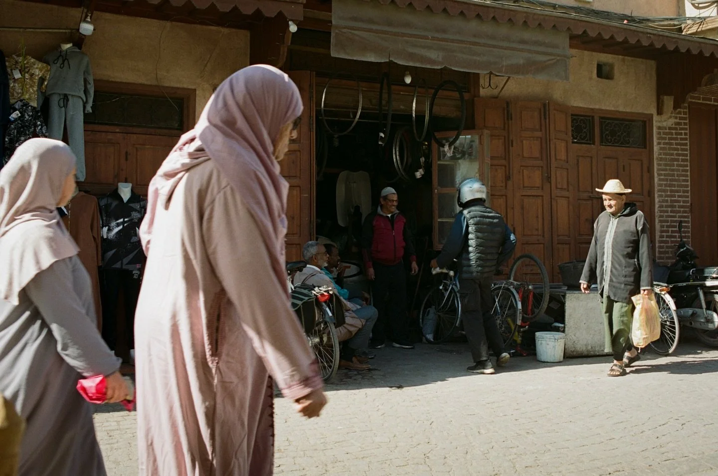 &ldquo;It will all be but a brief moment.&rdquo;

Marrakesh on 35mm film.

Dev. &amp; scanned by @picturethisfilmlab

#FilmPhotography
#35mmFilm
#StreetPhotography
#FilmStreetPhotography
#ShootFilm