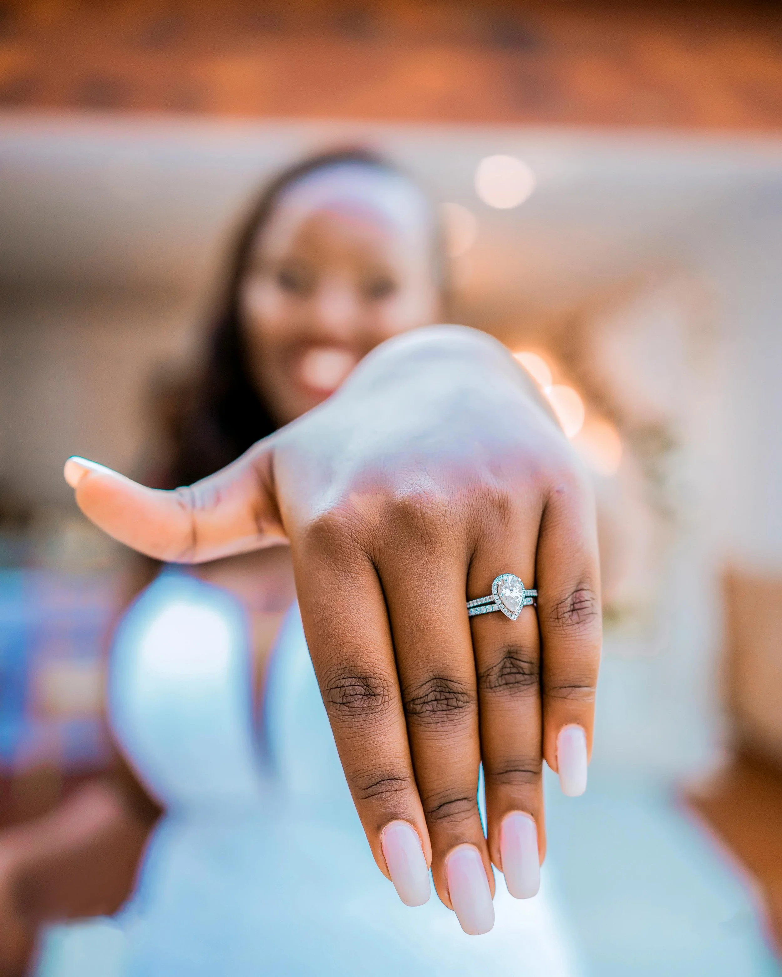 Main d'une femme avec une bague en diamant en gros plan.