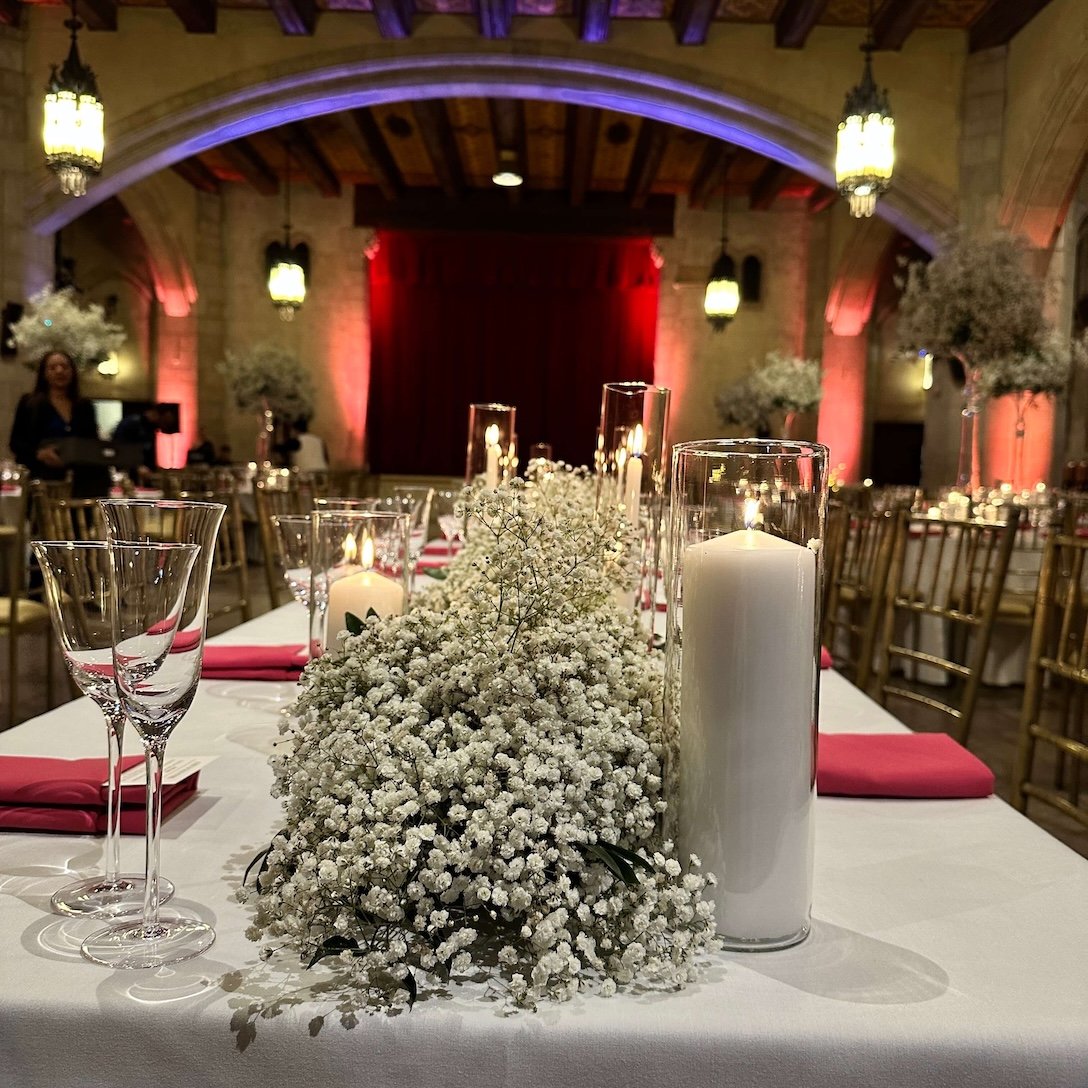 Minimalist Linear Baby’s Breath Table Arrangement for Modern Weddings.jpg