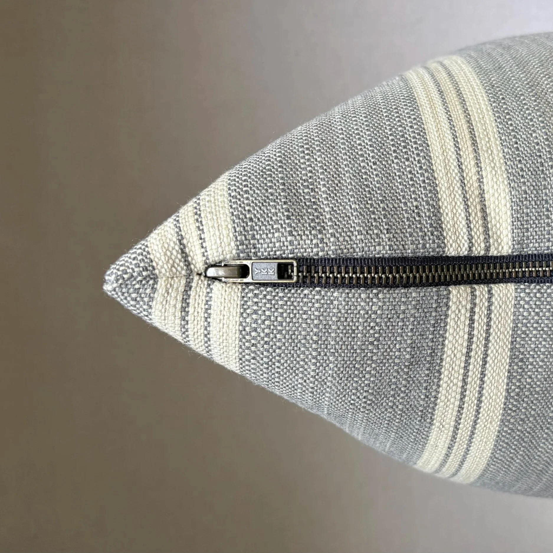 OLEILU_CLASSIC+STRIPE_ZIPPER+DETAIL.jpg