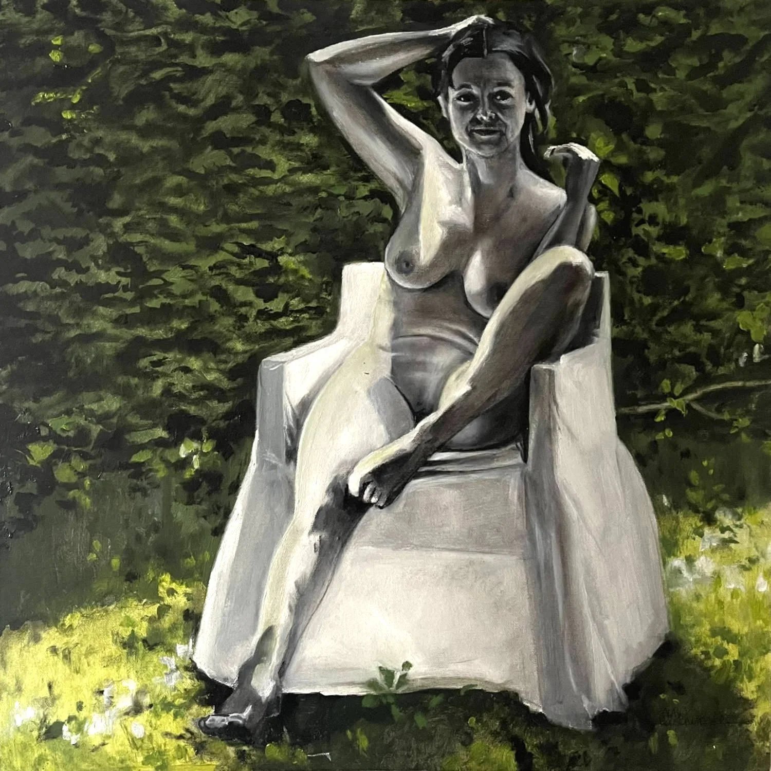 Une peinture représentant une femme nue assise sur un fauteuil blanc dans un décor de nature avec des arbres en arrière-plan - oeuvre figurative de l'artiste Alain Rouschmeyer