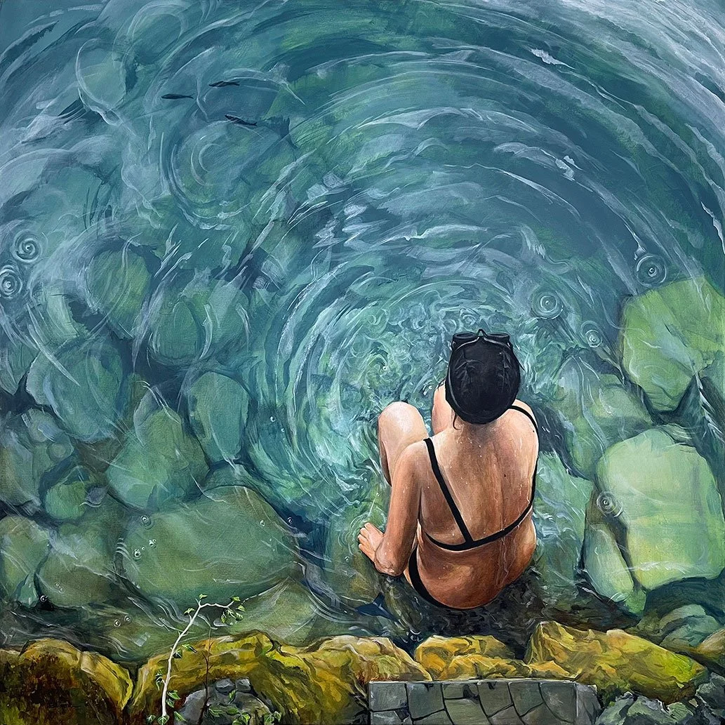 Une jeune femme en maillot de bain noir assise dans une eau claire, les pierres et les petits poissons apparaissent autour d'elle - une oeuvre figurative contemporaine de 120 x 120 cm de l'artiste Alain Rouschmeyer