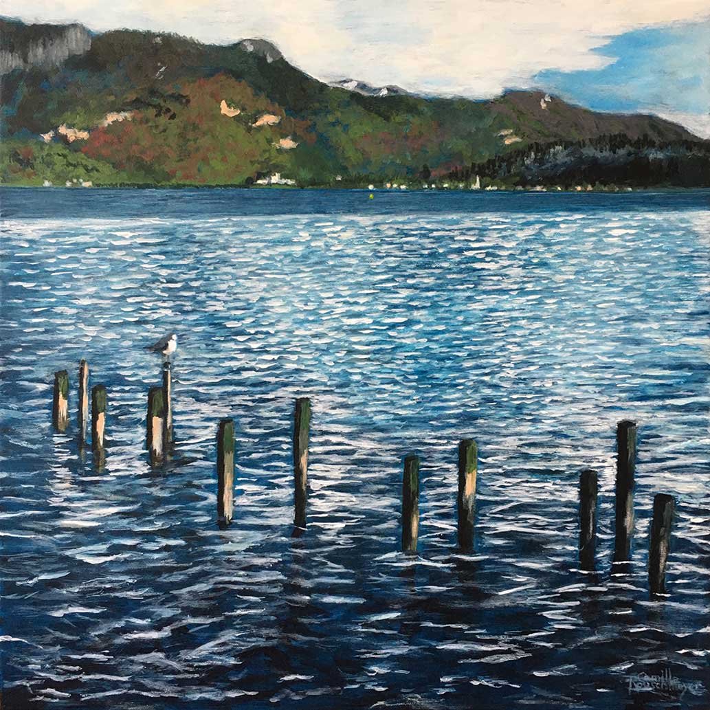 Peinture représentant le lac d'Annecy avec des pieux en bois et un oiseau, avec des montagnes en arrière-plan et un ciel partiellement nuageux - une oeuvre impressionniste de l'artiste Camille Rouschmeyer