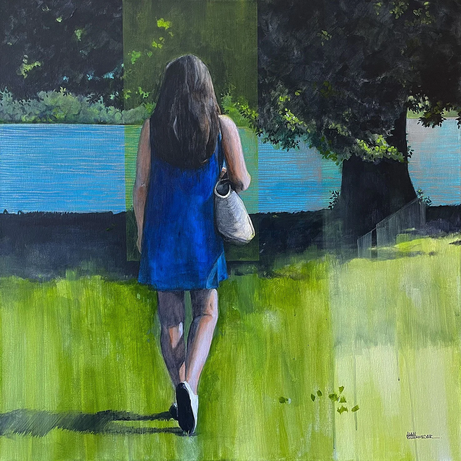 Une femme en robe bleue marche dans un parc,  avec un grand arbre à droite sous un ciel ensoleillé - "La fille en bleu" de l'artiste Alain Rouschmeyer