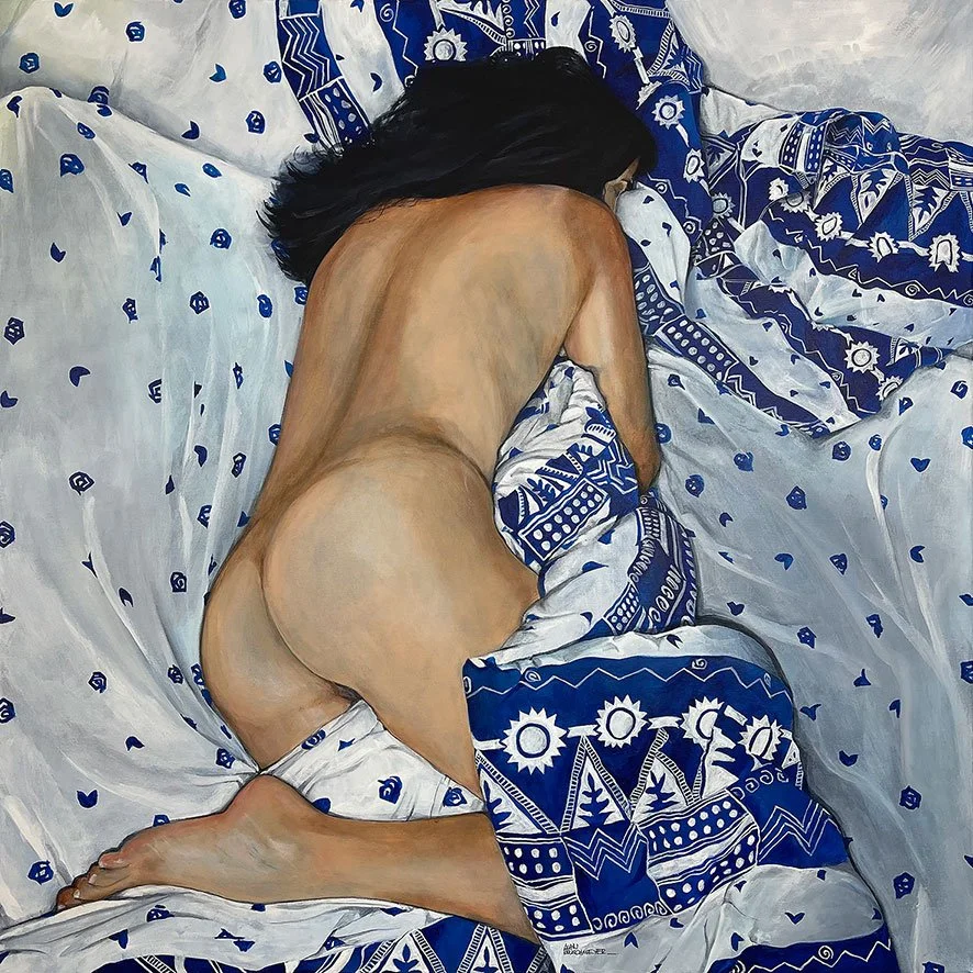 Jeune femme nue endormie sur un lit avec des draps à motifs bleus et blancs - "la fille nue dans son lit" oeuvre figurative de l'artiste Alain Rouschmeyer
