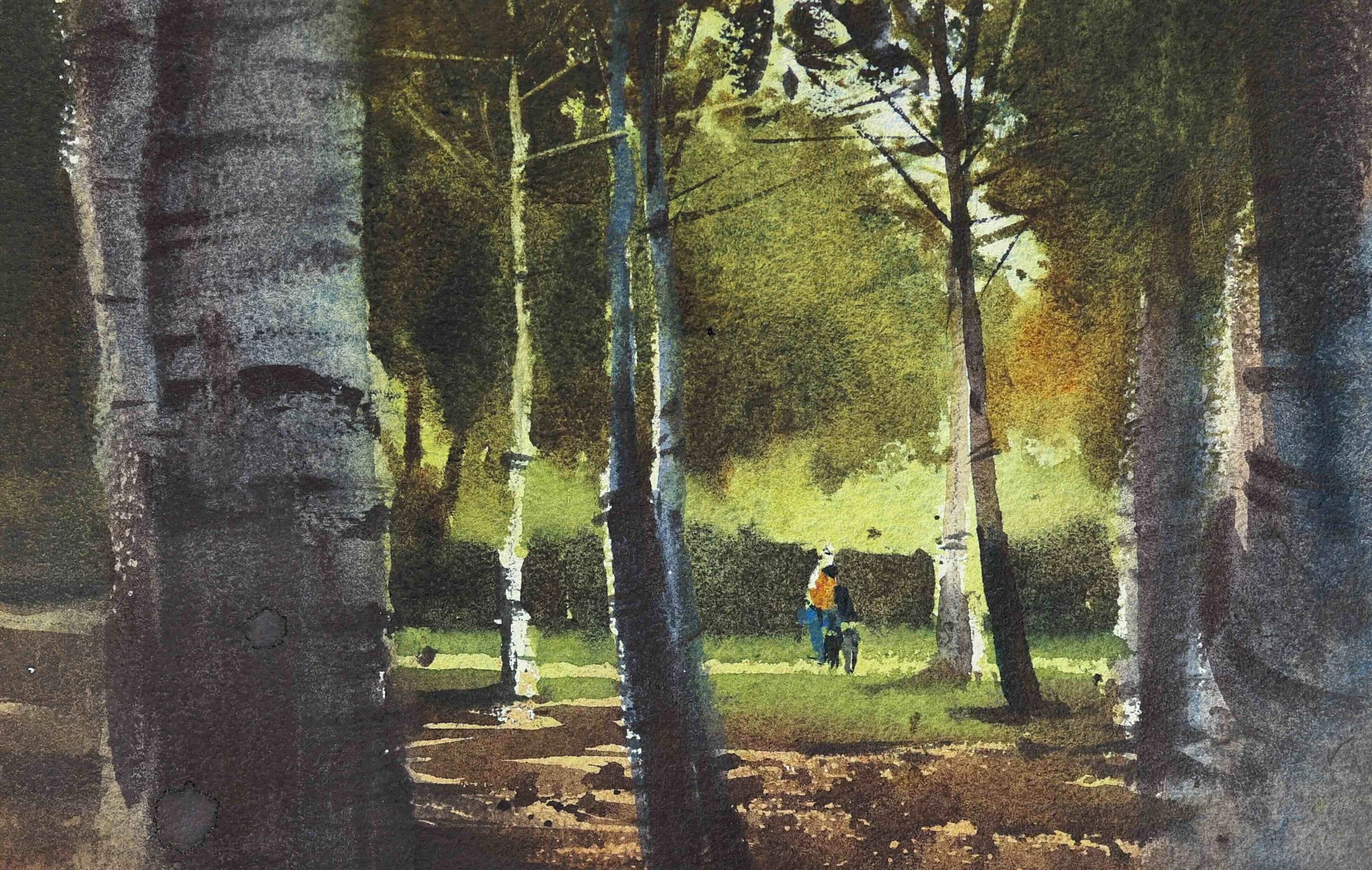 Un bosque de árboles con hojas verdes y un sendero, con dos personas caminando con un perro en el fondo.