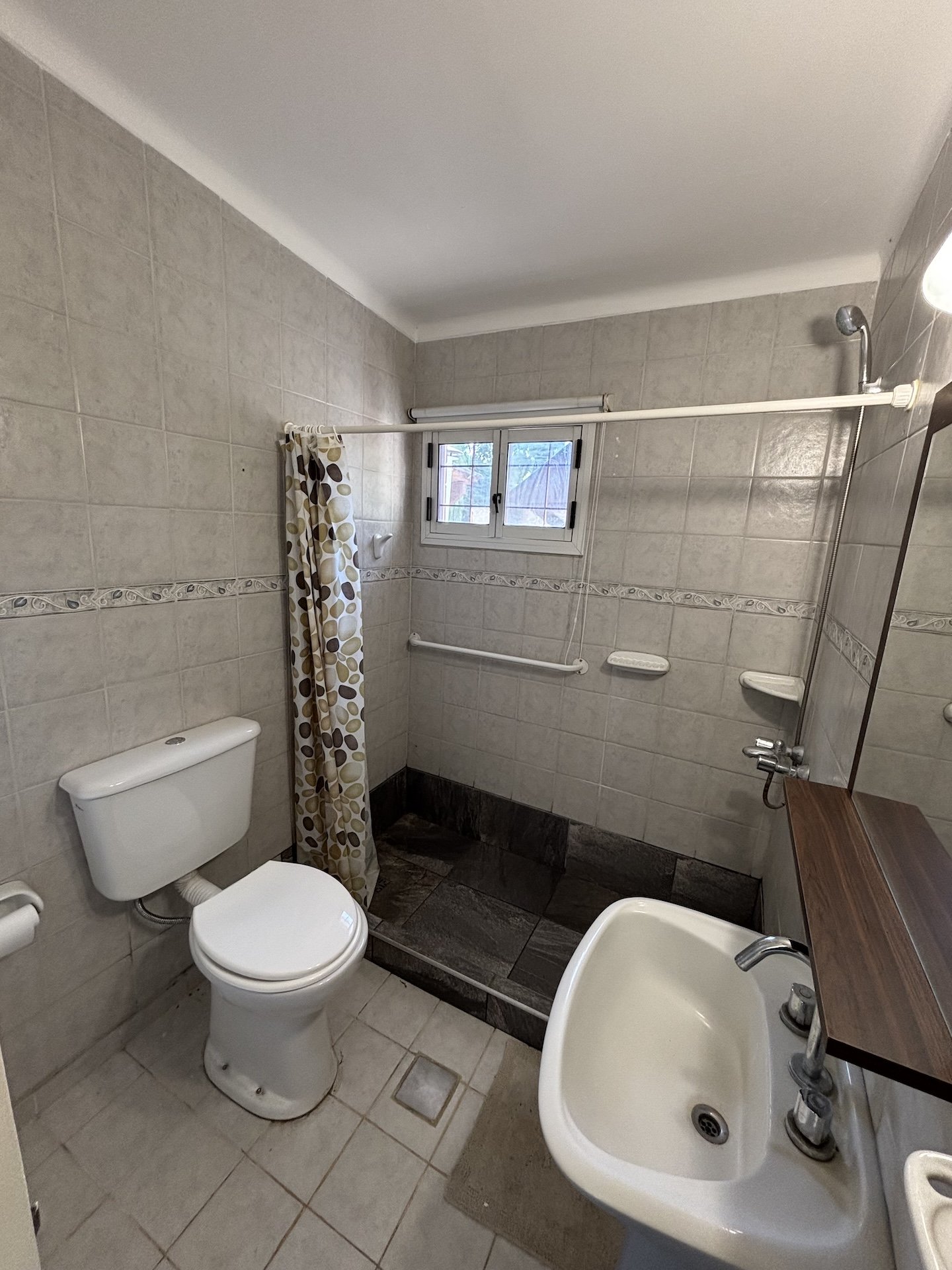 Fallen Branch Farm farmhouse bathroom 2