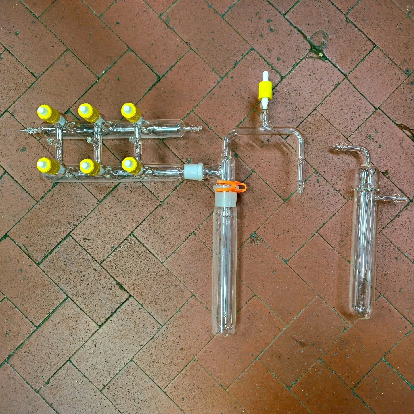 Custom Youngs schlenk assembly and oil bubbler.

#glassblowing #scientificglass #scientificglassblowing #madeintheuk #science #research #sustainability #vacuum #schlenk #chemistry