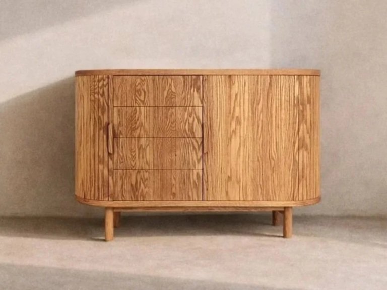 Aparador de madera maciza de roble, con dos persianas laterales y cuatro cajones centrales. Estilo contemporáneo de inspiración japonesa y art deco. Cerrado.