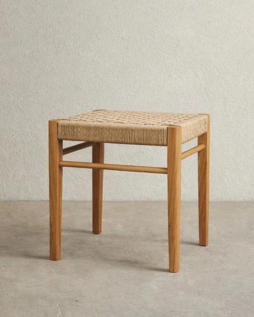 Taburete de madera de roble con suaves curvas y asiento trenzado de suave cuerda de papel kraft o cuerda danesa que no pincha.