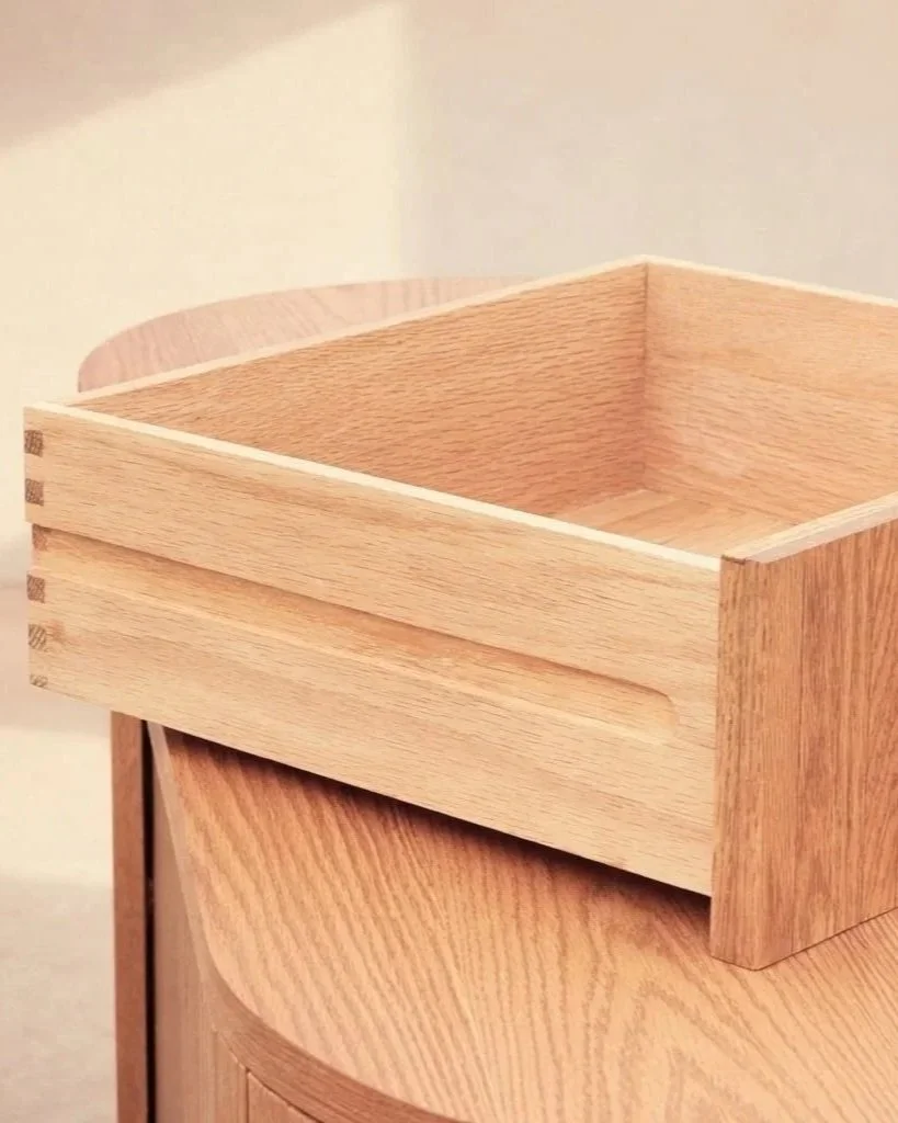 Detalle de cajón de madera maciza de roble con colas de milano y raíles de madera. Cajón de aparador con doble persiana de tambor y cajones.