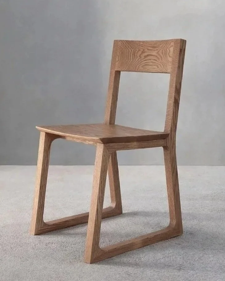 Silla de roble macizo con diseño minimalista y patas trapezoidales de ebanistería URKÍA.