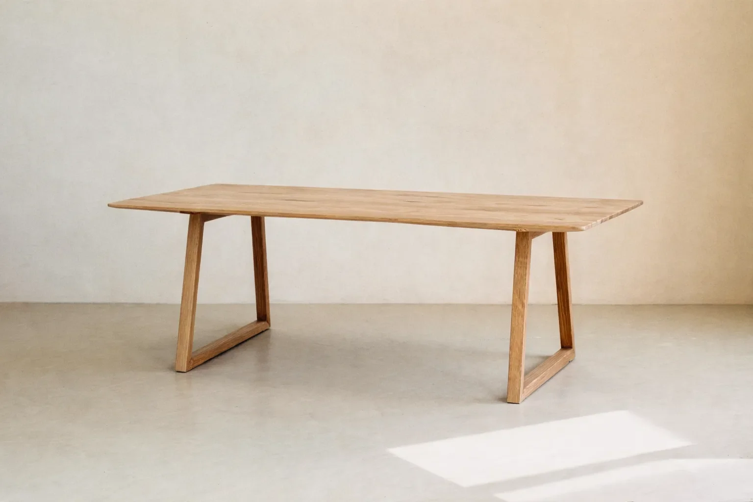 Mesa de comedor de diseño en madera maciza de roble. Patas trapezoidales, diseño minimalista, ale. compuesto por un aparador con doble persiana lateral y cajones centrales, mesa minimalista cálida y elegante.