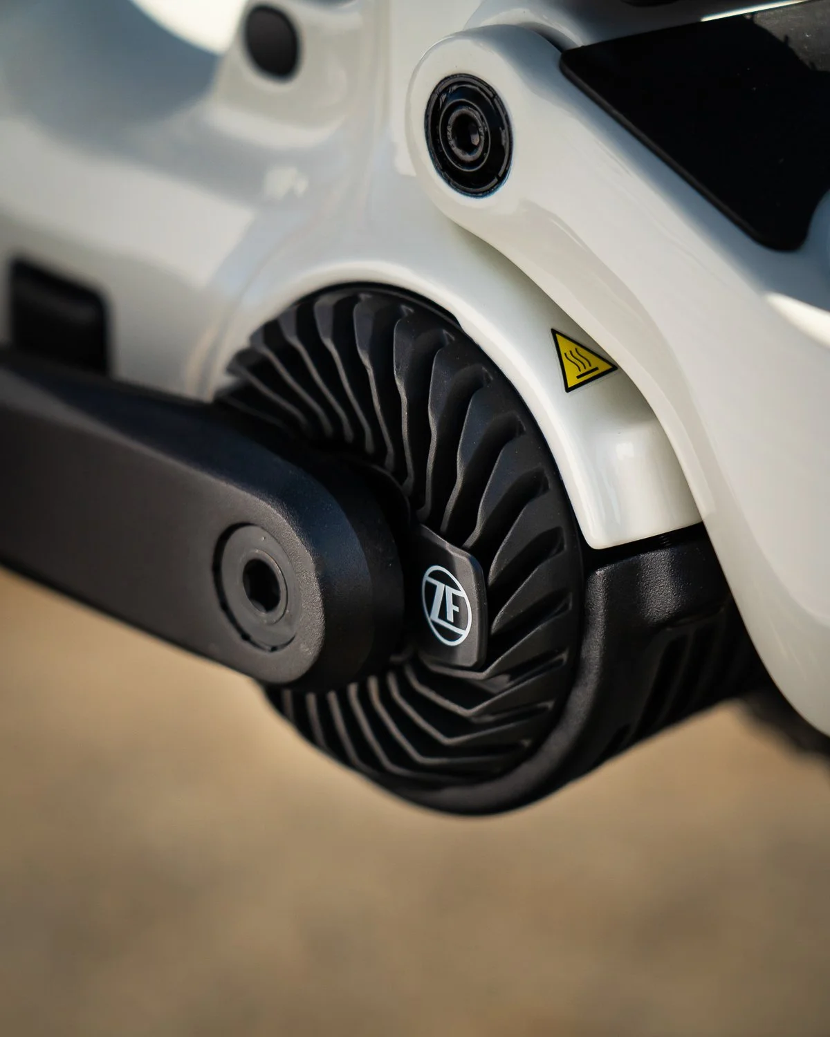 Nahaufnahme eines Elektromotor-Systems eines Pedelecs,  mit einem ZF-Logo.