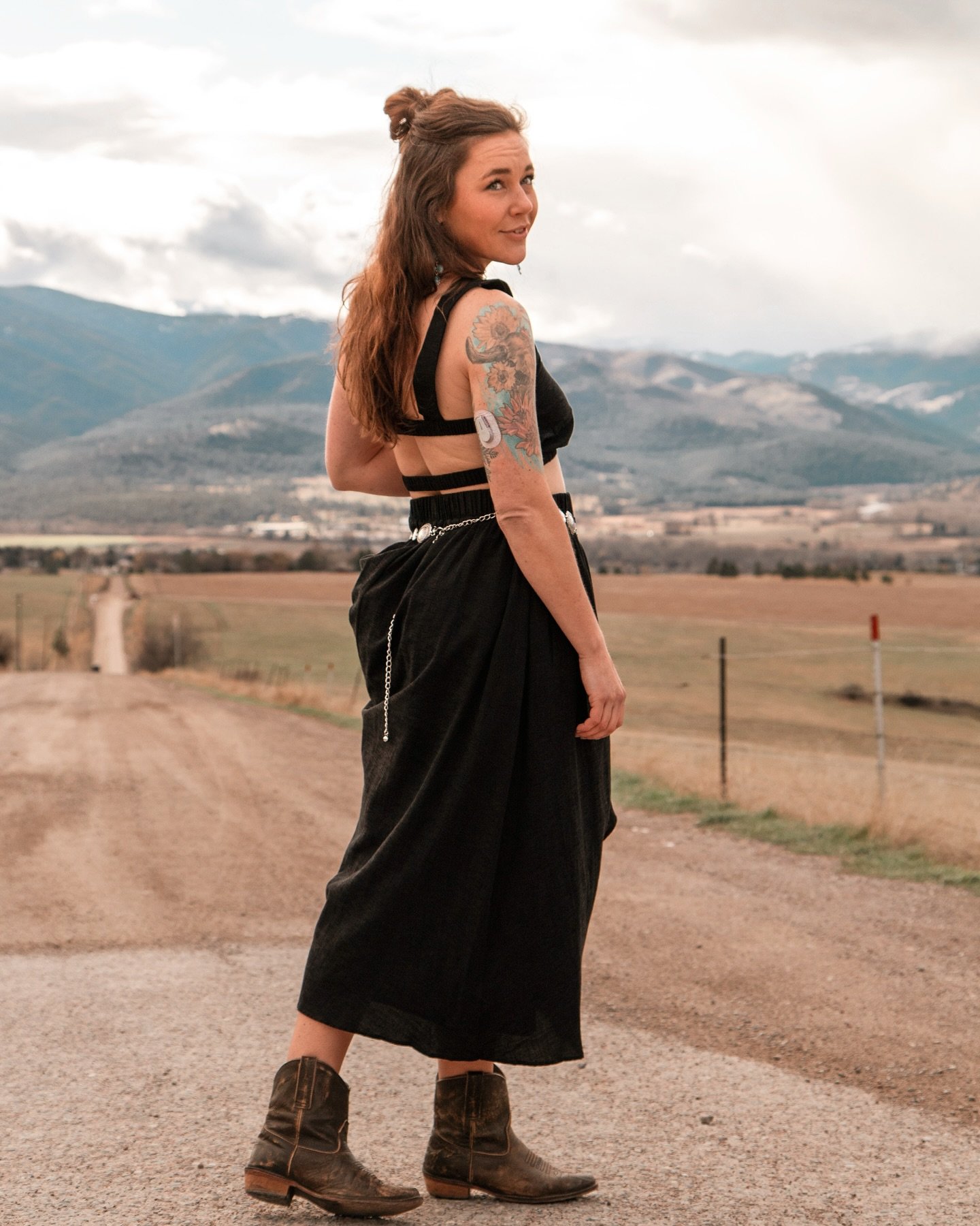 Styling an outfit for a photoshoot has got to be one of my favorite parts ✨
It’s either:
Style an outfit to inspire the location
-Or-
Find a location to inspire the outfit