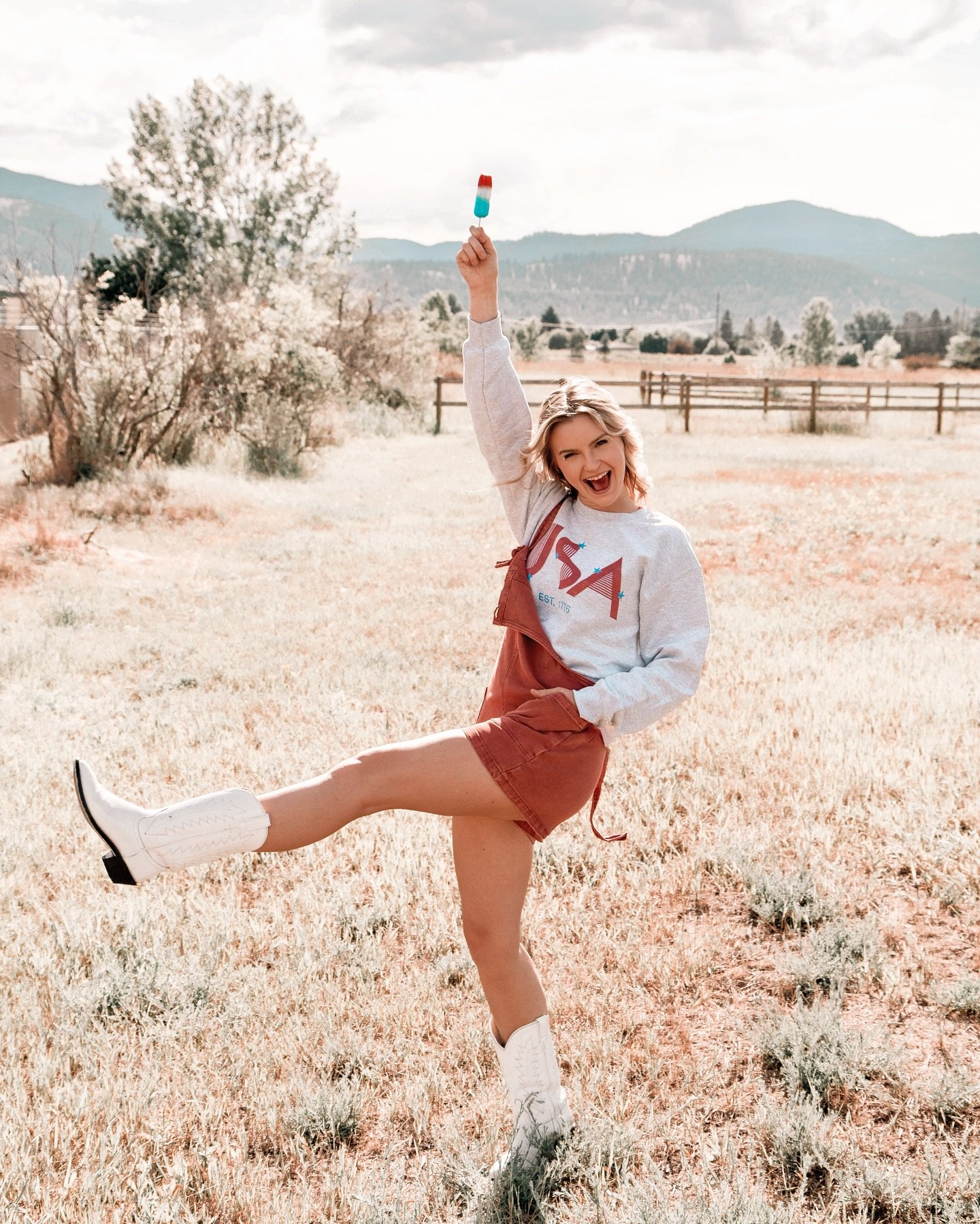 This is the energy I’m trying to bring into this week ✨
This might be one of my favorite Fourth of July fits 🇺🇸🦅
(And it’s really a shame the sweatshirt doesn’t say “America” instead, because THIS GIRL IS HEADED TO