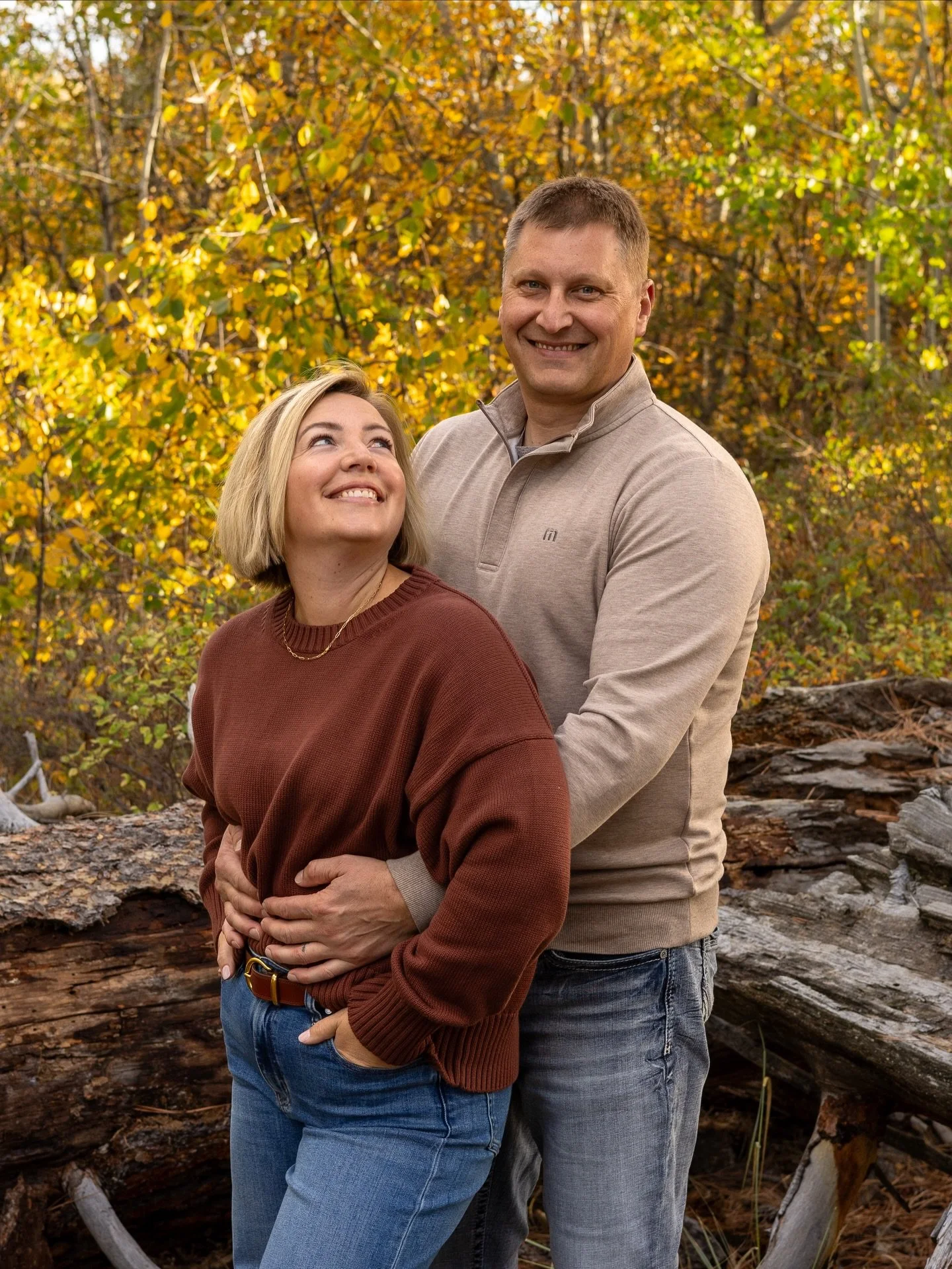 The fall colors outside have faded, so let&rsquo;s keep some on the feed ✨

Capturing love is one of my favorite things 🥰 not to mention this shoot was so fun, family photos/senior photos wrapped into one with a big, fun family is 👌🏼

#missoulapho
