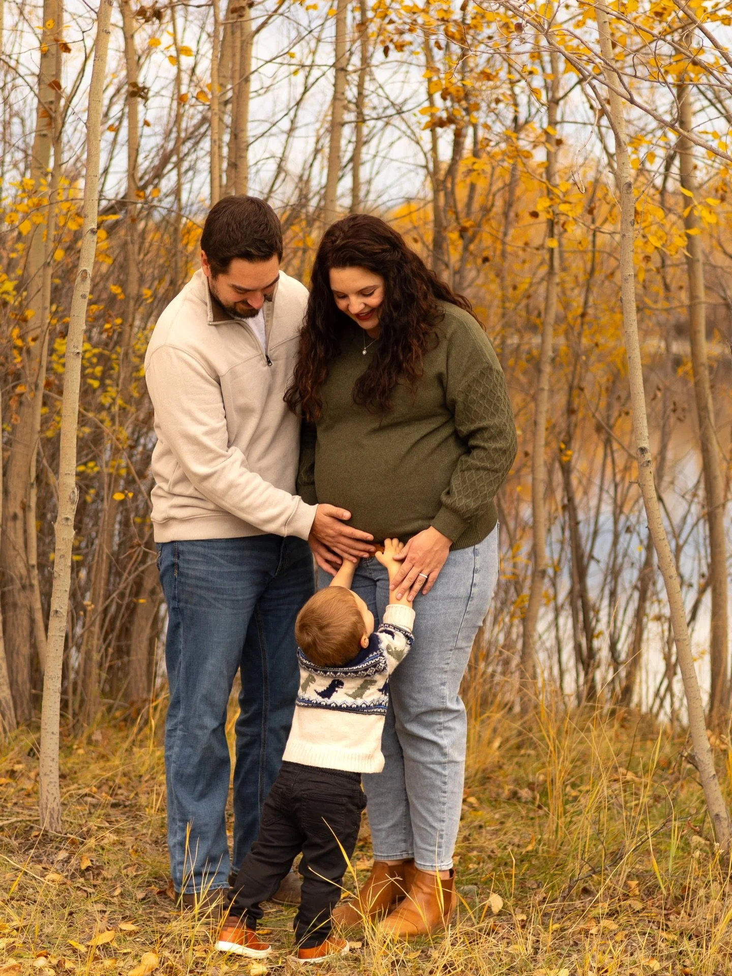 I have been slacking on posting this fall/winter ✨ I loved getting to do maternity and family photos for this sweet family who I also took photos of last fall 🫶🏼 I love getting to see and capture families as they grow! This one was extra fun becaus