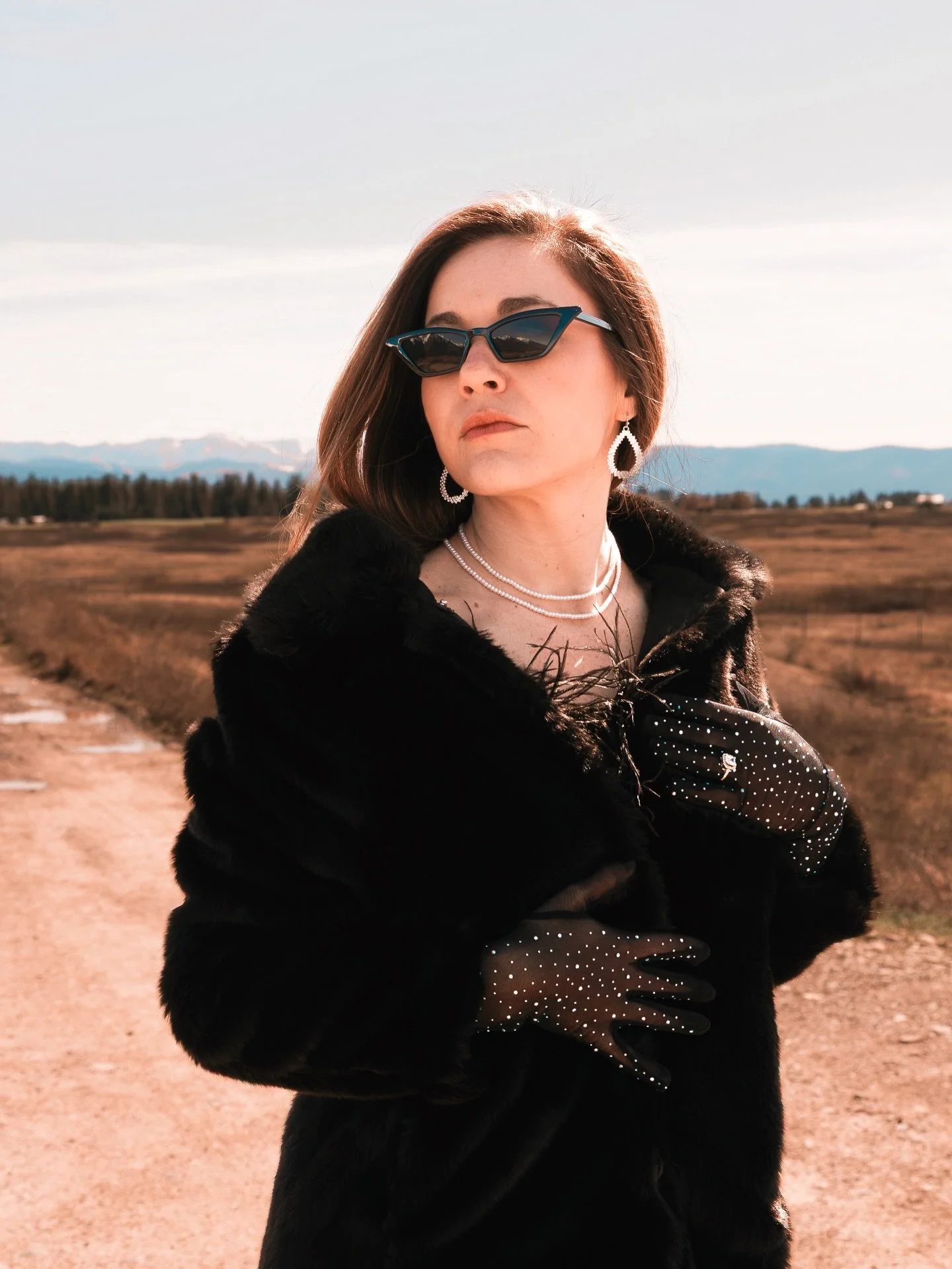 Tell me what you think her story is ✨ what&rsquo;s her name? What happened to her husband? What&rsquo;s happening next?

Because in my mind, her husband mysteriously vanished after this trip to the mountains 👀

Shoutout to Courtney for absolutely ki