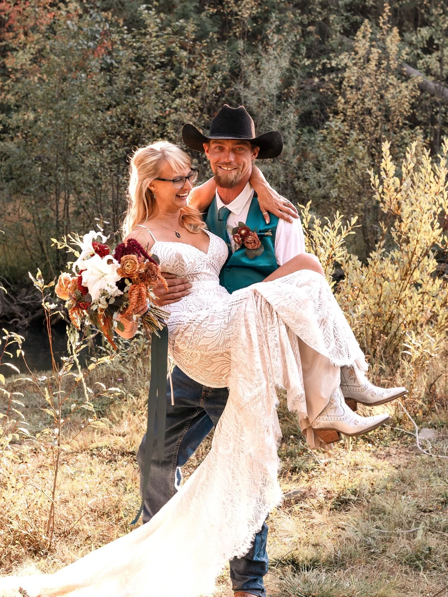 Huuuuge congrats to THE CATHEY&rsquo;S!!!! 🫶🏼✨ honored to have been able to capture this beautiful day and beautiful couple &hearts;️

#montanabride #montanaweddingphotographer #montanawedding #missoulamt #mountainwedding