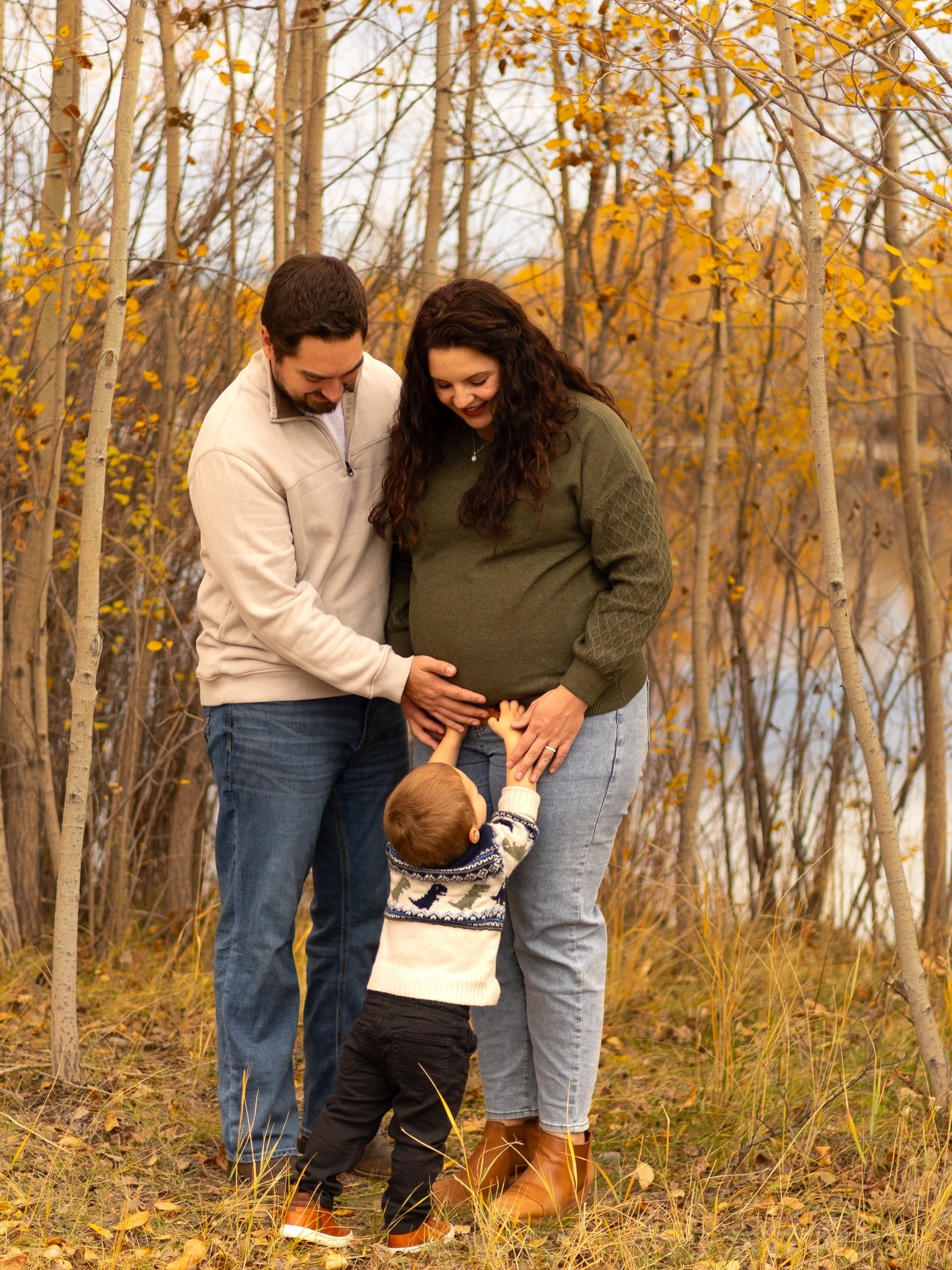 I have been slacking on posting this fall/winter ✨ I loved getting to do maternity and family photos for this sweet family who I also took photos of last fall 🫶🏼 I love getting to see and capture families as they grow! This one was extra fun becaus