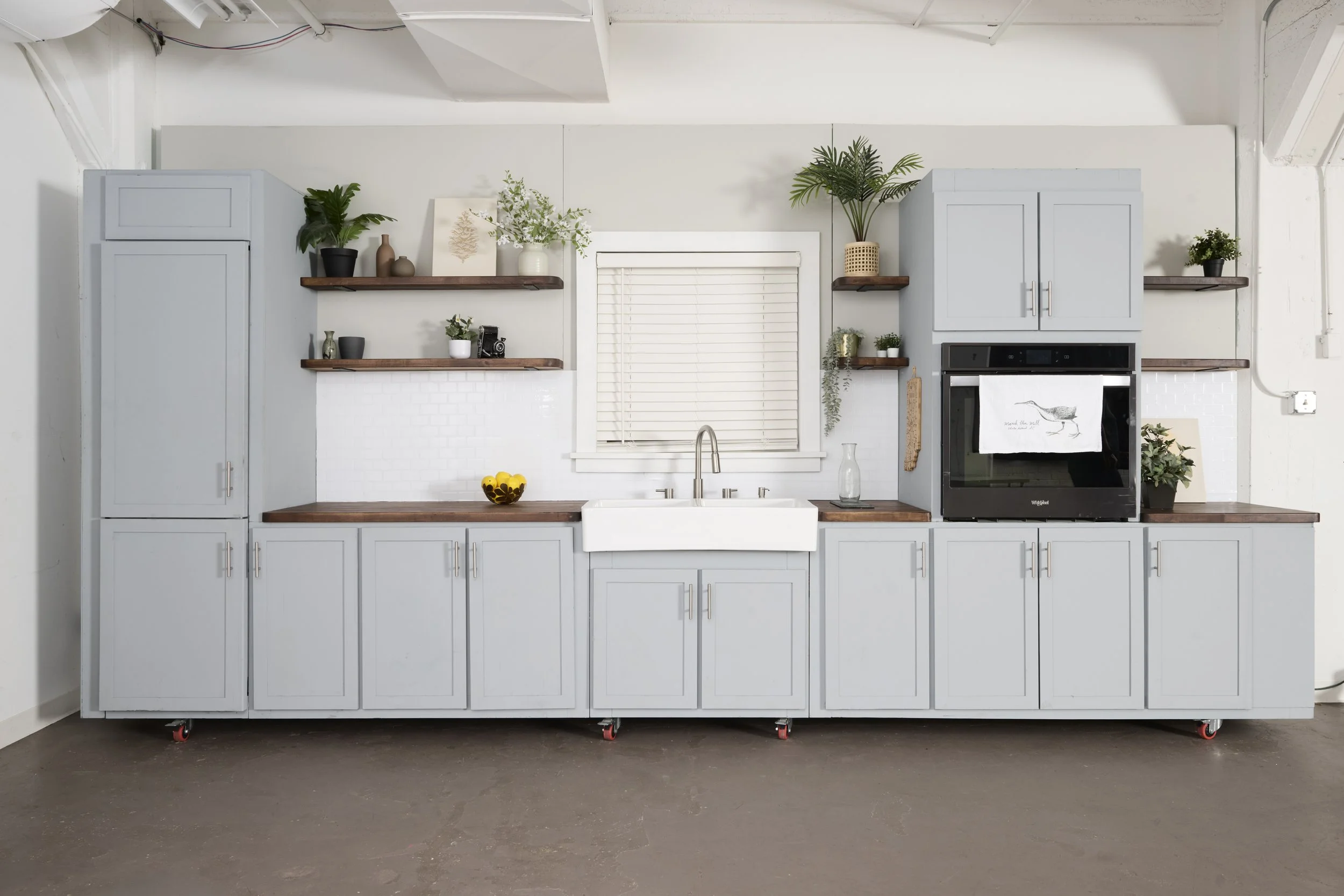 Kitchen set - Note sink and oven are NOT functional