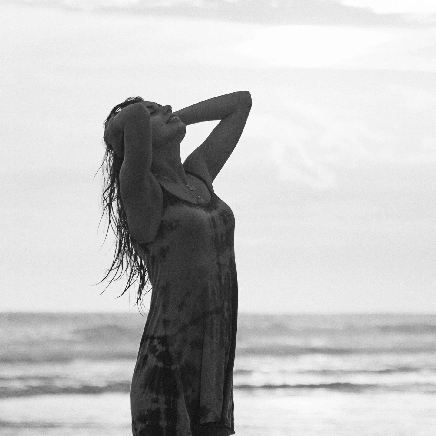 Three frames: hair in hand, hair in flight, hair in rhythm with the tide &mdash; monochrome and grainy with a soft silhouette, and the horizon stealing the last light.
.
.
.
#analogueportrait #fujifilmportraits #lifestyleportraits #filmlike #portrait