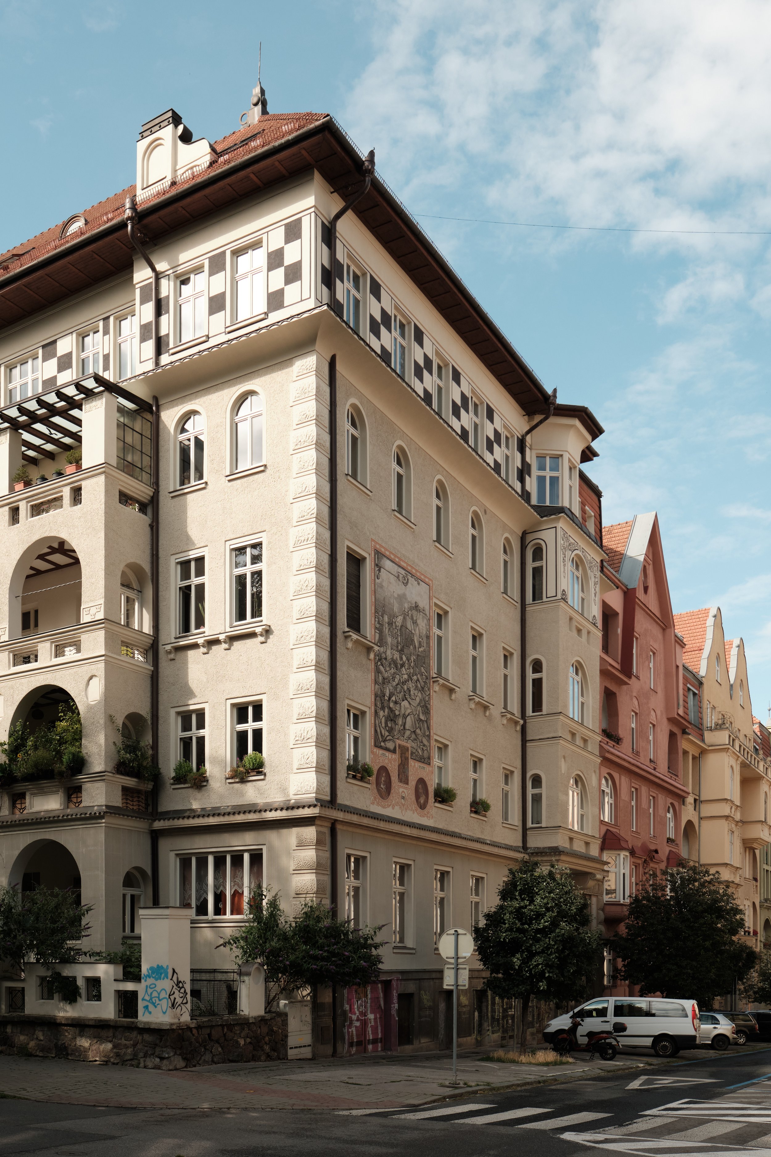 Every journey begins and ends somewhere. This peaceful neighborhood became home for a few days, where slow mornings and evening walks offered a glimpse into everyday life beyond the city’s landmarks.