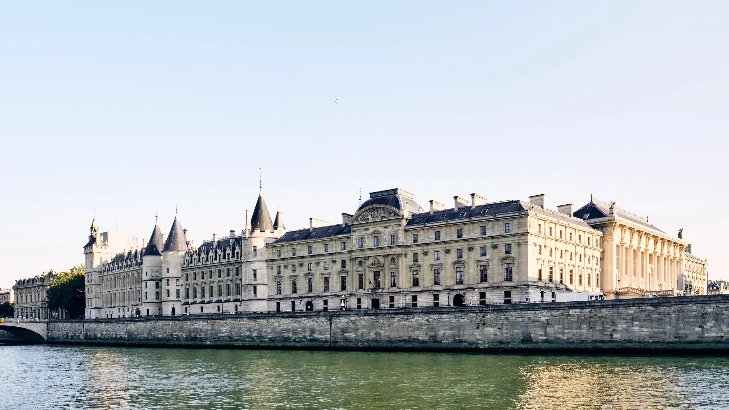 Walking along the Seine revealed another layer of Paris. The Conciergerie, once a royal palace and later one of the city’s most infamous prisons, stands as a reminder that behind the elegance of Paris lies centuries of history. Bathed in the warm aft