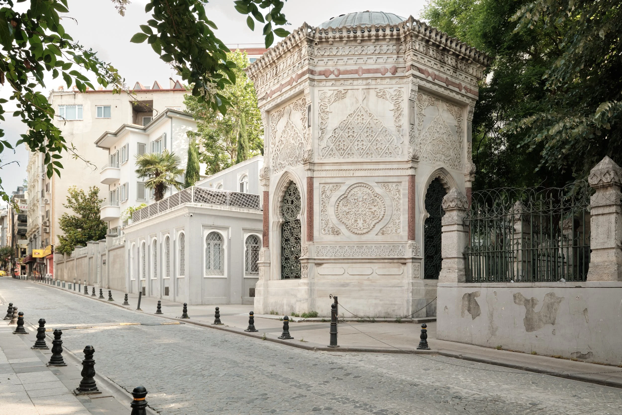 My first steps through Istanbul began on these quiet streets, where Ottoman architecture, morning light, and everyday life offered an unforgettable introduction to a city unlike any other.